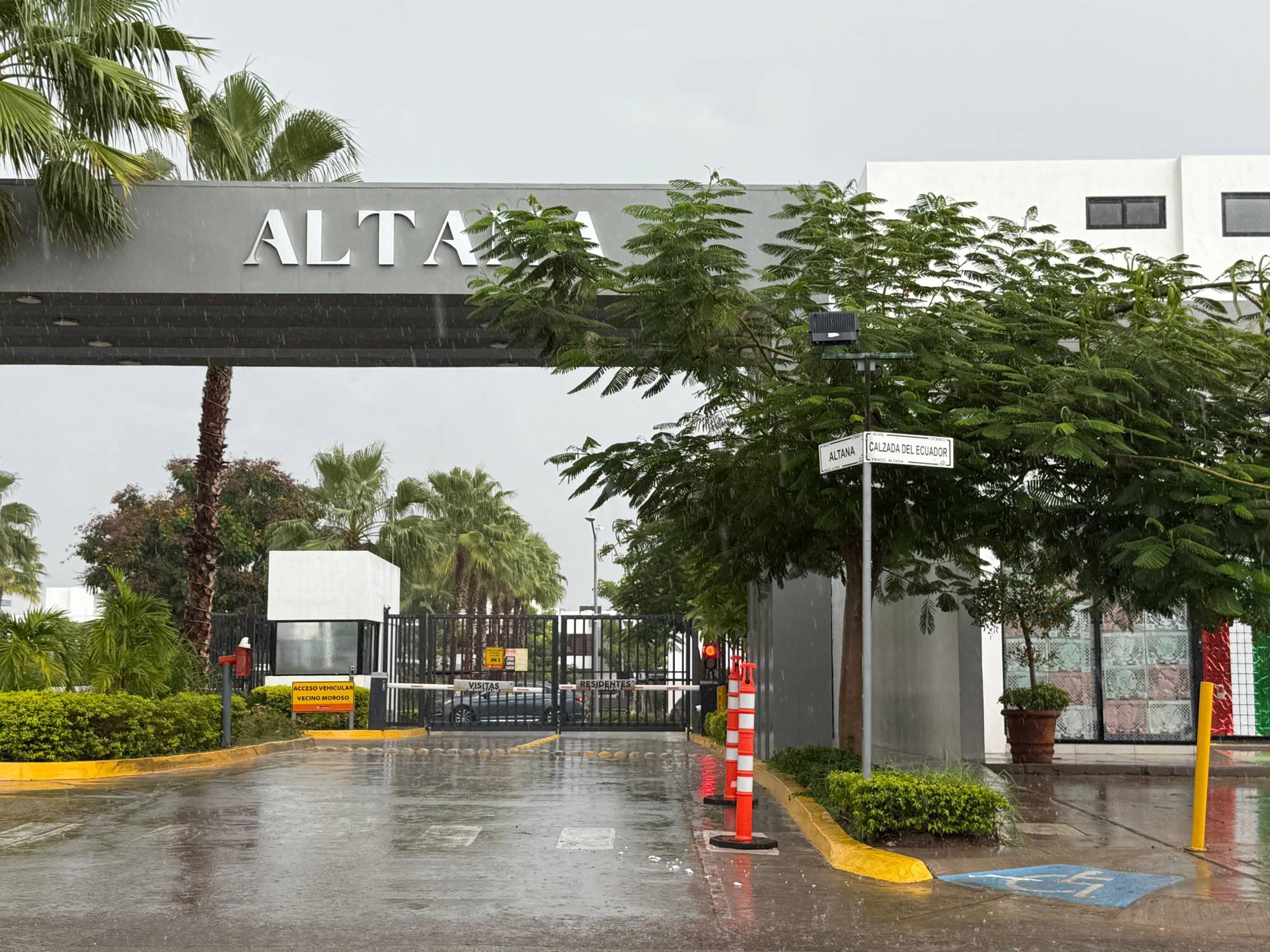 $!Reportan detención de un civil y vehículos asegurados en el fraccionamiento Altana, en Culiacán