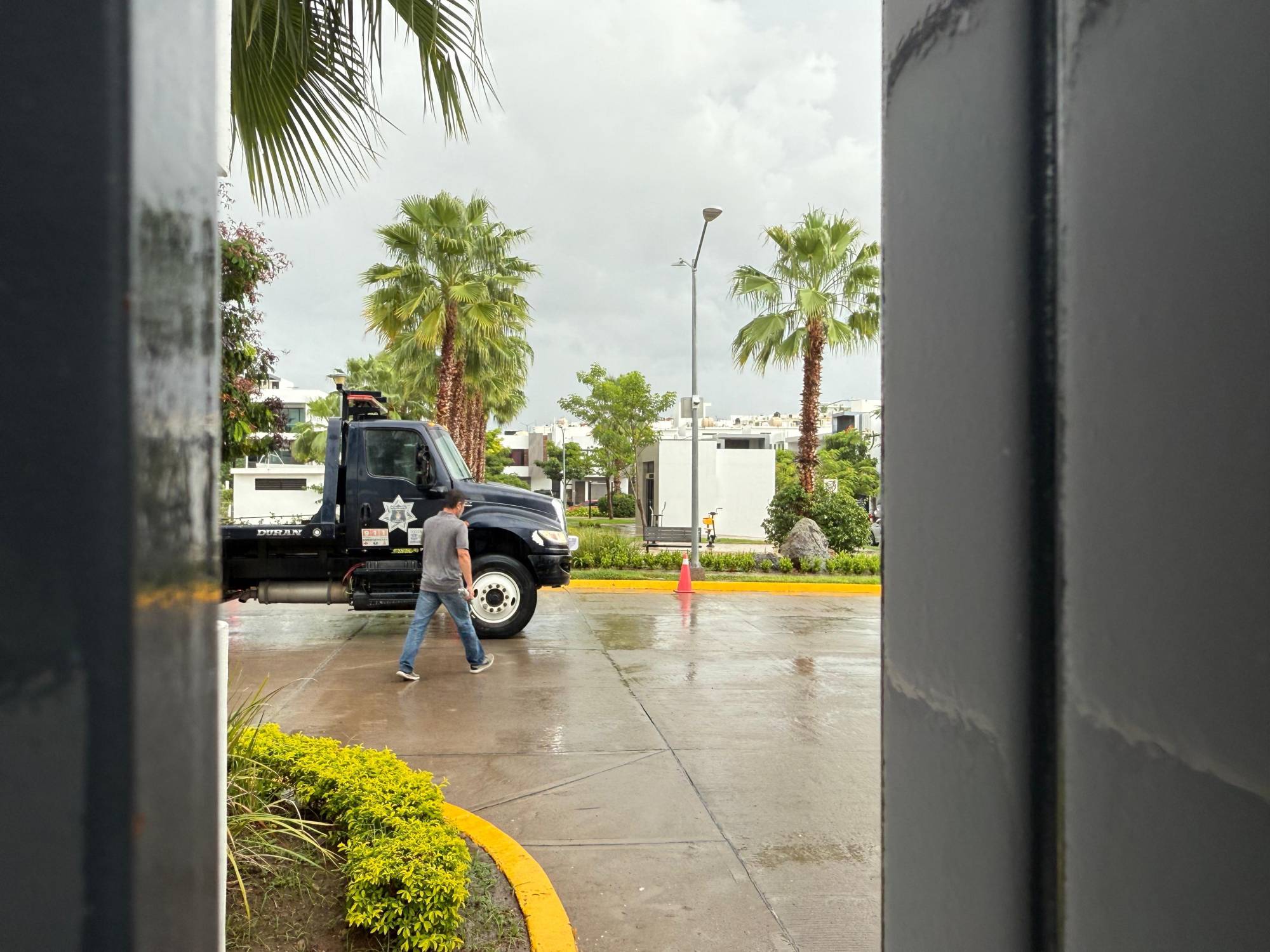 $!Reportan detención de un civil y vehículos asegurados en el fraccionamiento Altana, en Culiacán