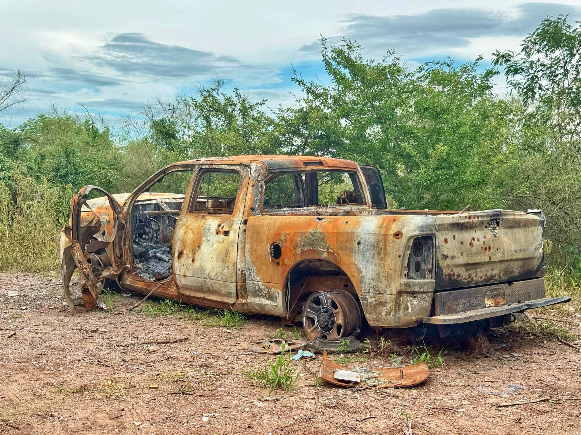 $!Completamente quemada, una camioneta luego de un ataque.