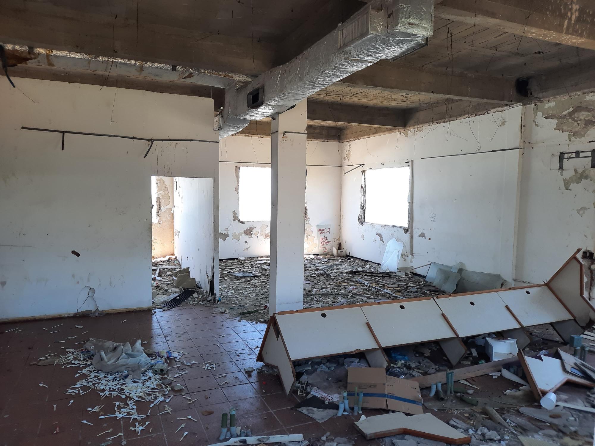 $!En el olvido, abandonado e incendiado, el Centro Regional de Comunicaciones en Mazatlán