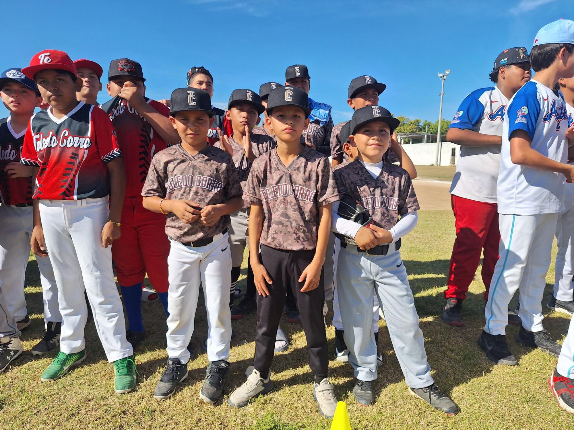 $!Adrián Ulises Hernández lanza la primera bola en inauguración de Ligas de Beisbol de Escuinapa