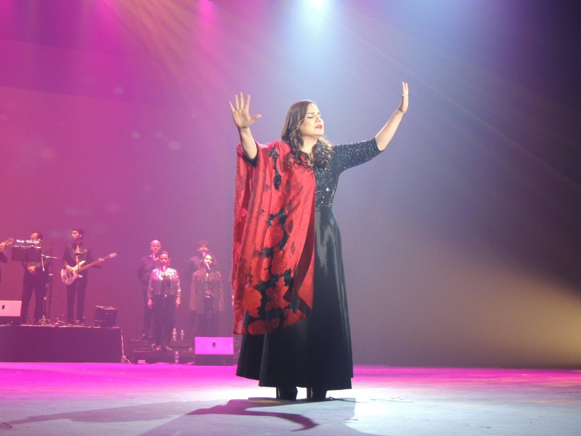 $!La mezzosoprano conquistó a los presentes durante su actuación.