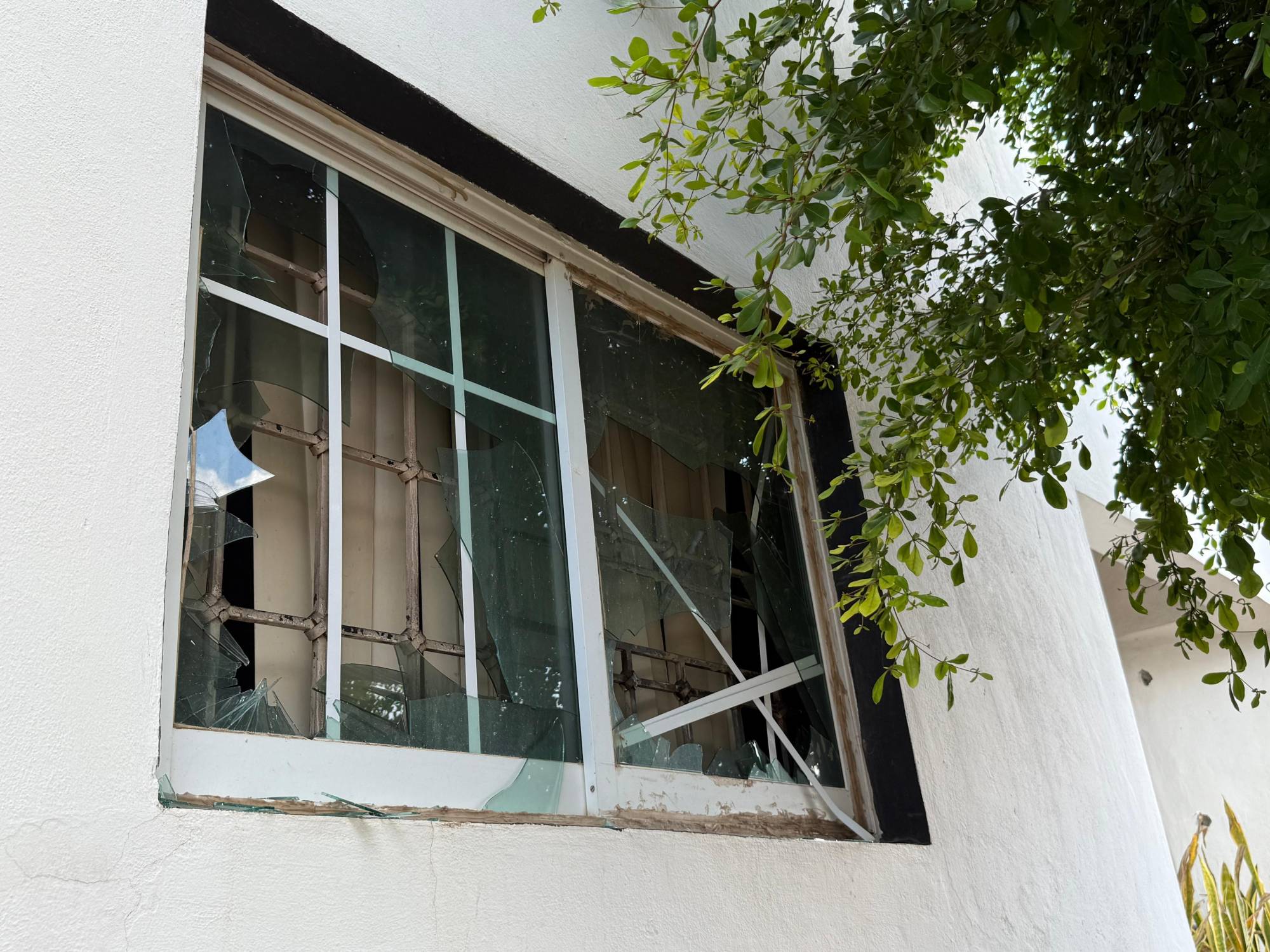 $!Atacan a balazos y queman dos viviendas en Culiacán; una mujer resulta intoxicada