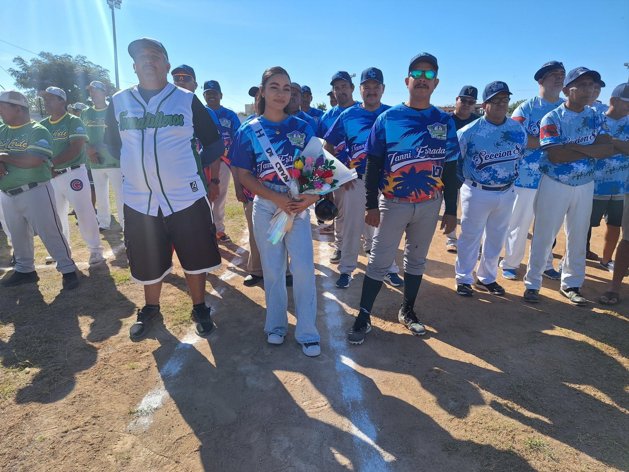 $!Adrián Ulises Hernández lanza la primera bola en inauguración de Ligas de Beisbol de Escuinapa