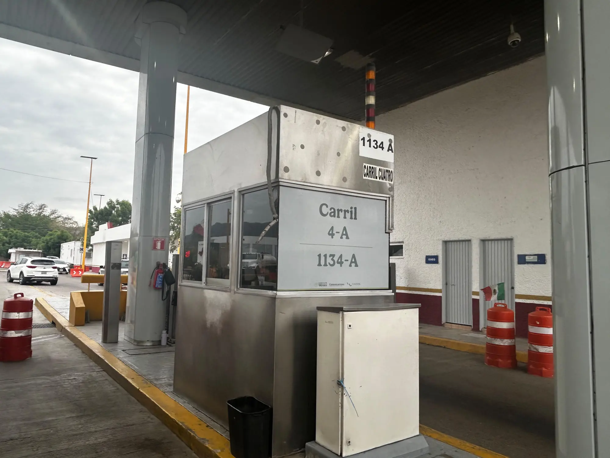 $!Habitantes de Badiraguato y Culiacán toman caseta de Limón de los Ramos; exigen a CFE revisar altos cobros de luz