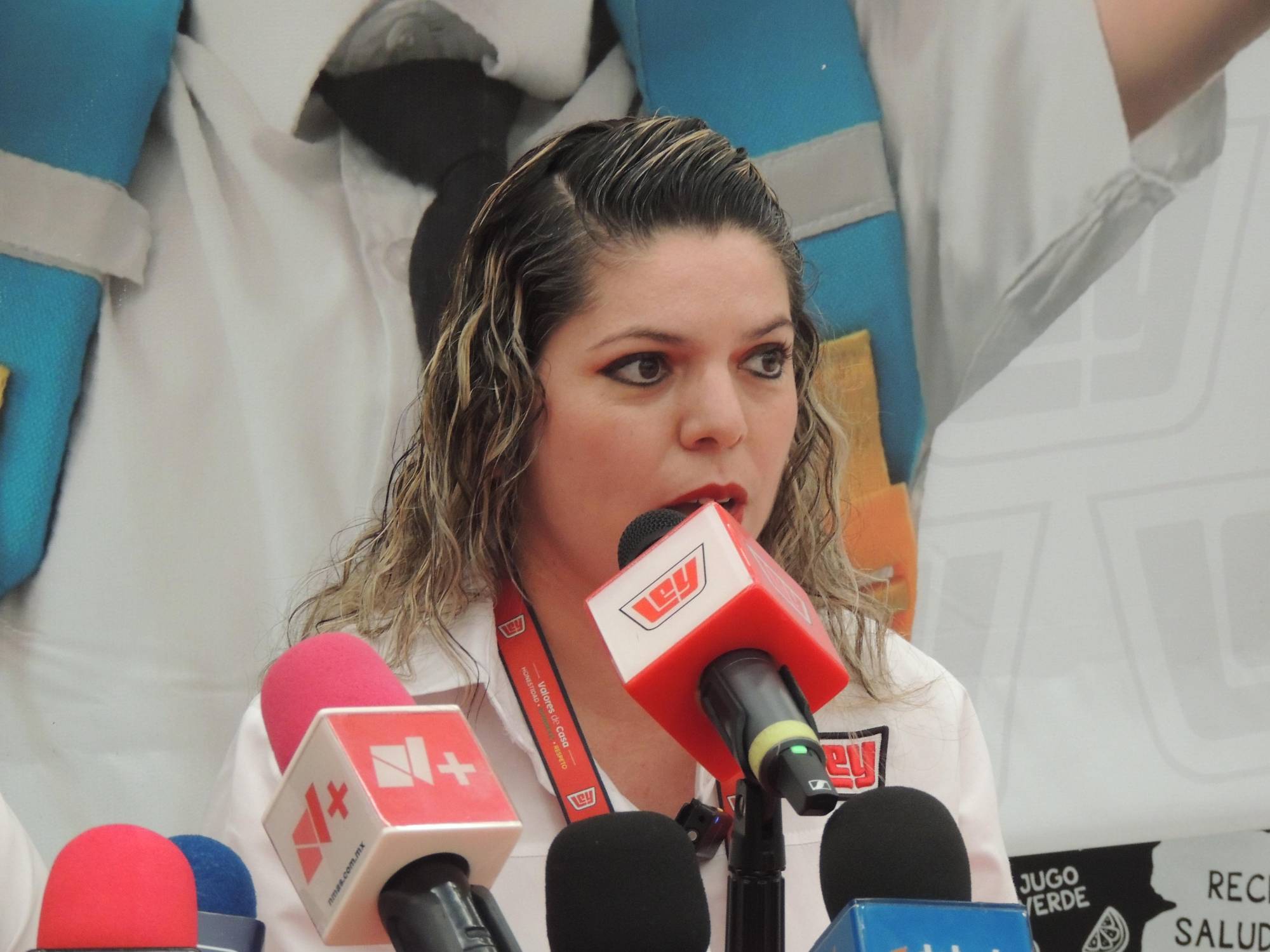 $!Lizzette Arredondo detalla lo que contiene cada paquete escolar.