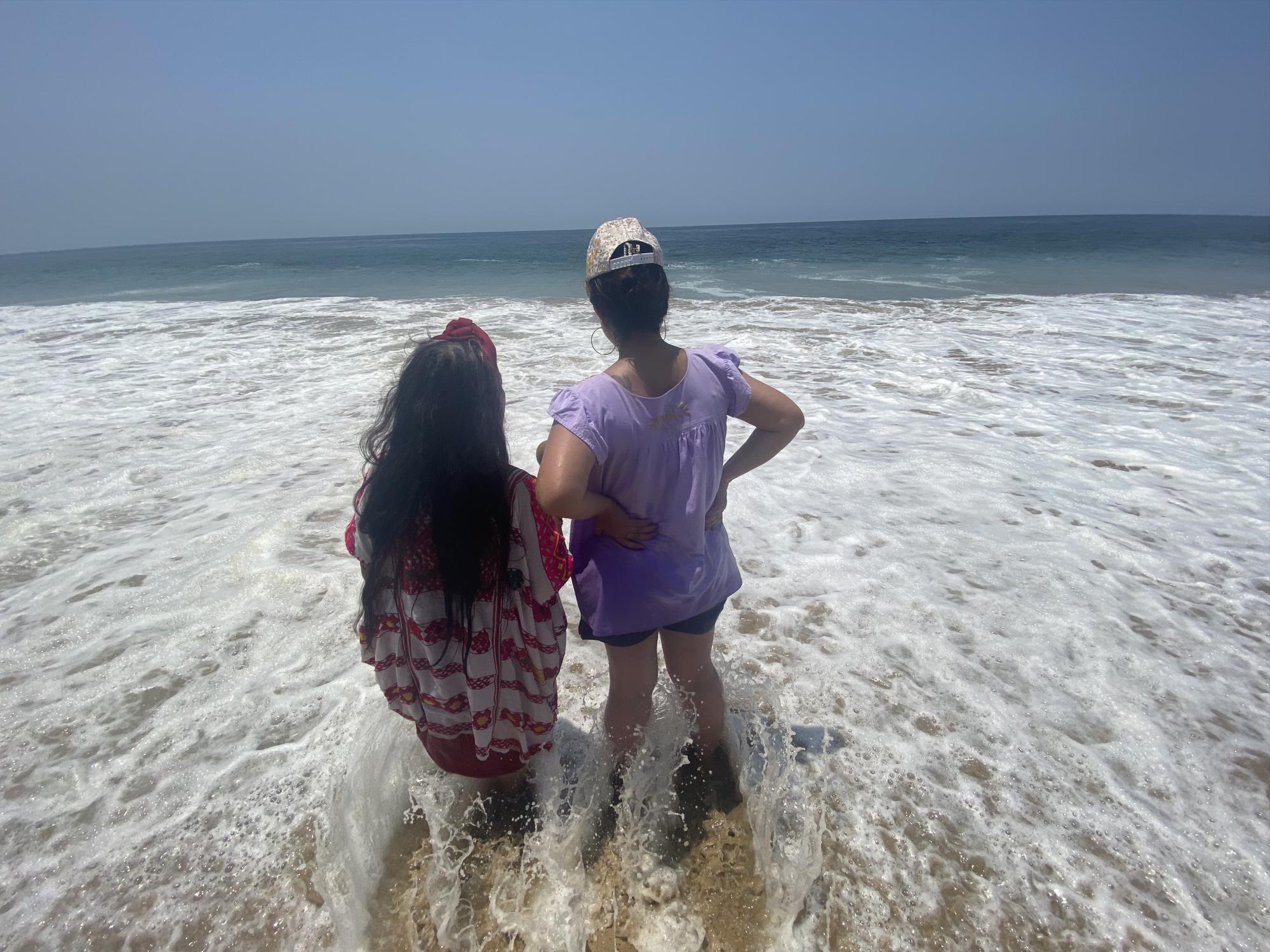 $!Ceremonia para saludar, honrar y despedir a Alicia De los Ríos en el Océano Pacífico, donde se sospecha que fue arrojado su cuerpo.