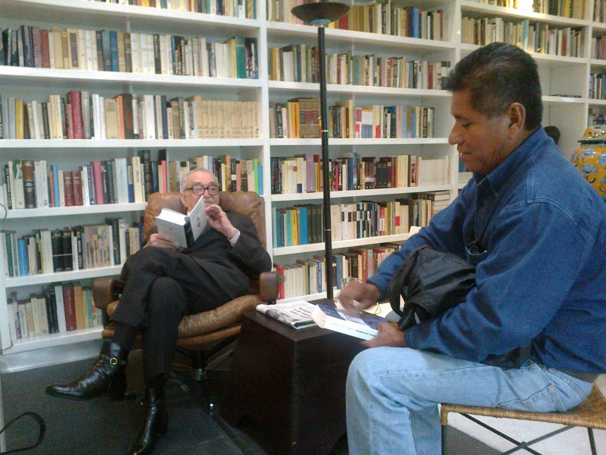 $!El profe Cruz Hernández durante una visita en la casa del escritor colombiano.