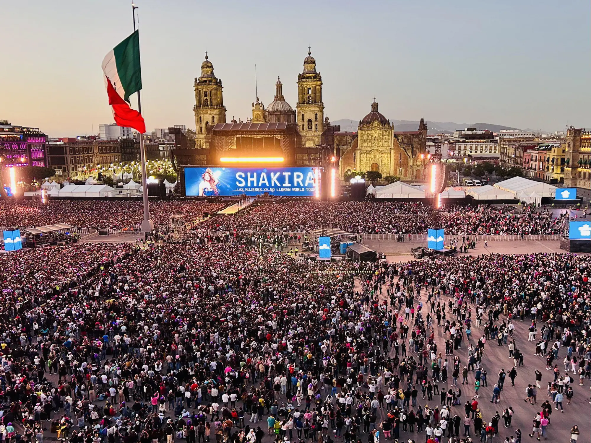 $!Shakira rompe el récord de asistencia: calculan 400,000 asistentes a su concierto en el Zócalo