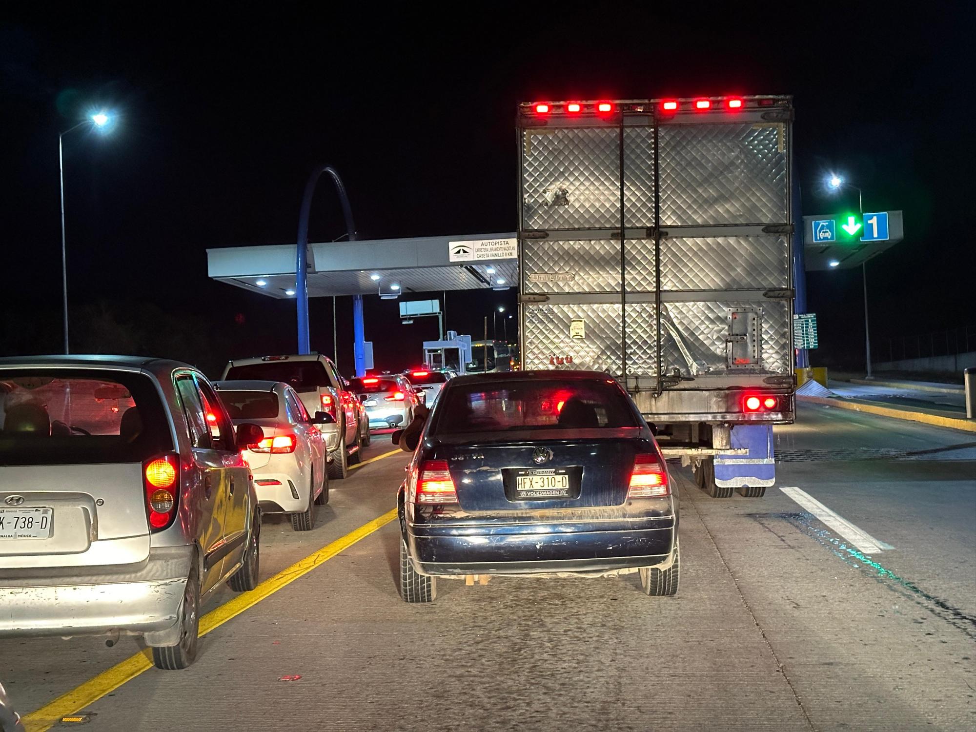 $!¡Tome sus precauciones!; se congestiona la circulación vial al sur de Mazatlán por Carnaval de Villa Unión y éxodo de vacacionistas