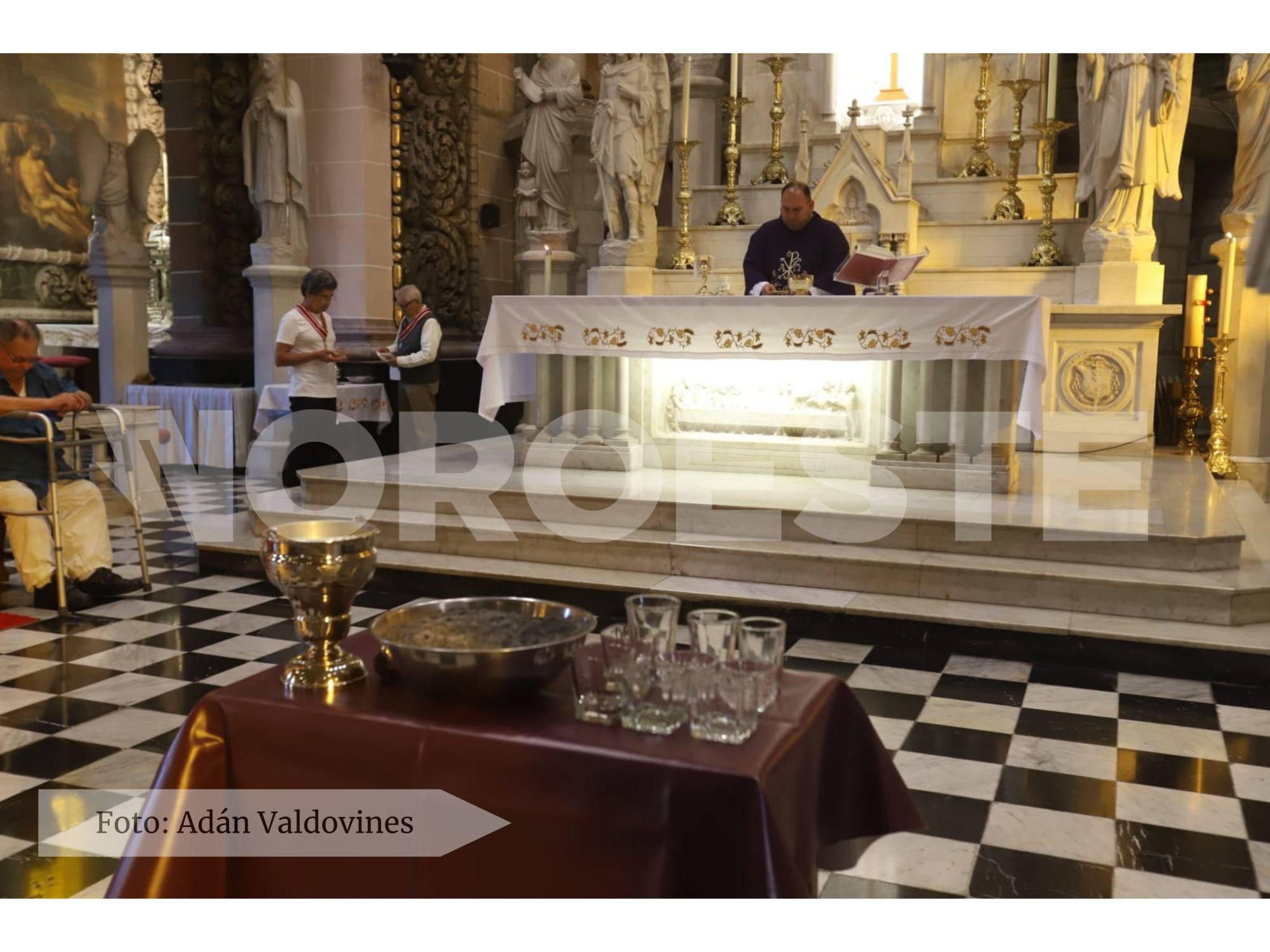 $!Cumplen feligreses con el Miércoles de Ceniza en Mazatlán