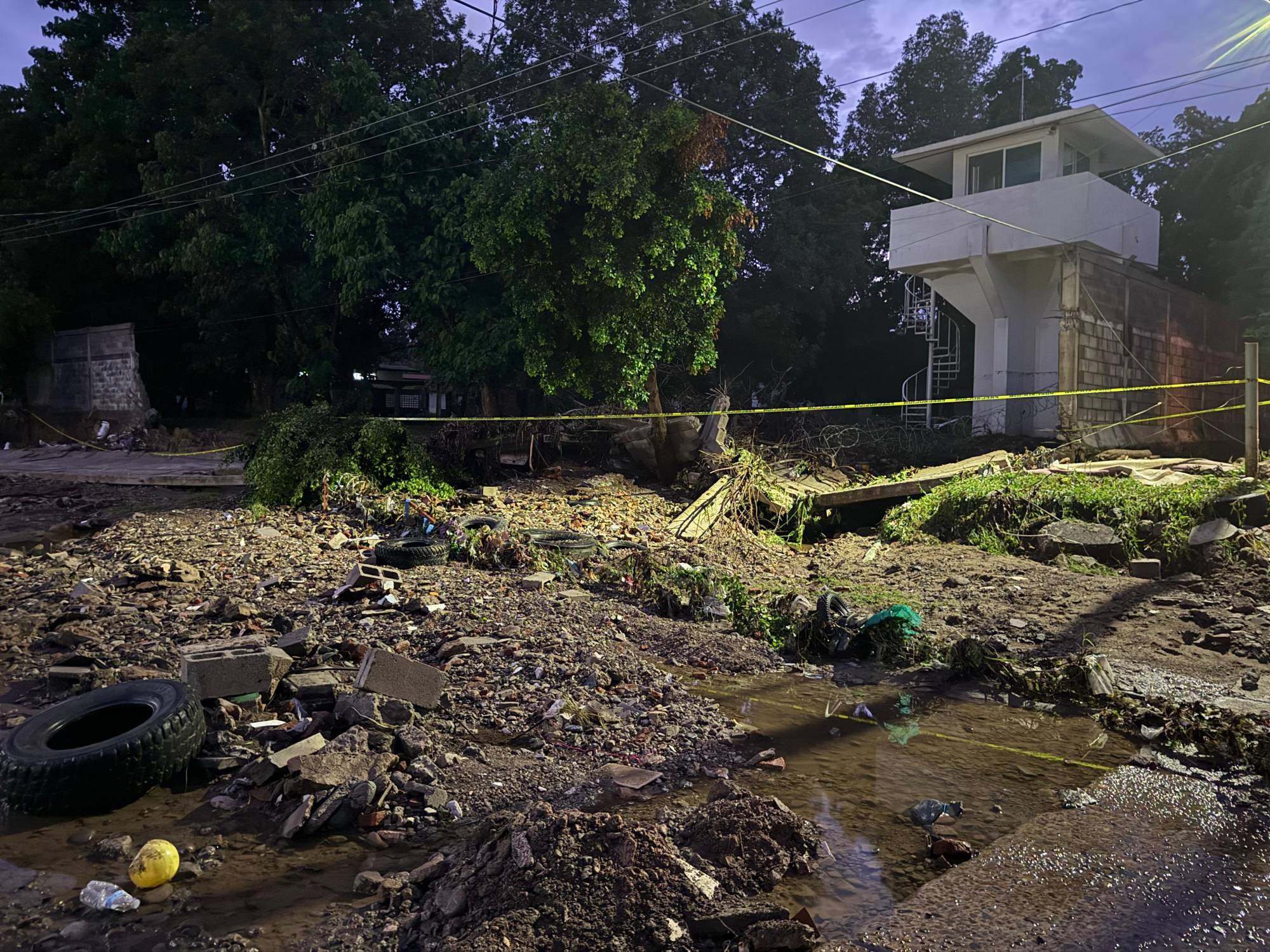 $!Derriban lluvias barda en la Novena Zona Militar de Culiacán
