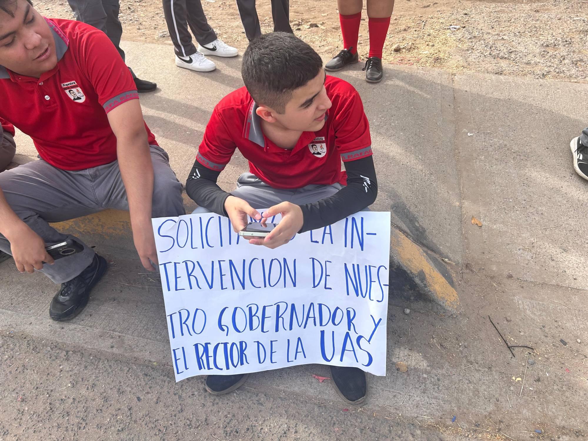 $!Protestan estudiantes de preparatoria en Culiacán ante lo que consideran un atropello de la UAS