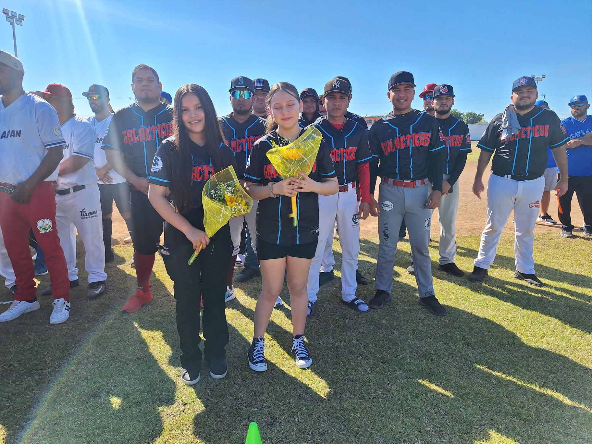 $!Adrián Ulises Hernández lanza la primera bola en inauguración de Ligas de Beisbol de Escuinapa