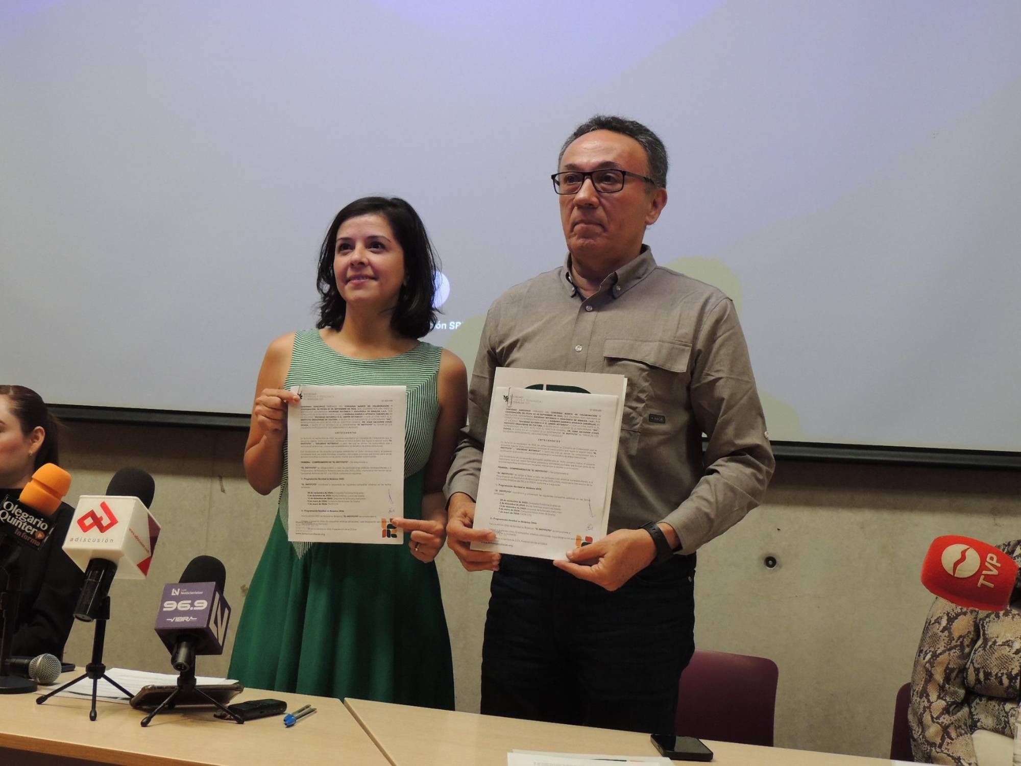 $!Durante la presentación se realizó la firma de convenio de colaboración entre el Jardín Botánico y el ISIC.