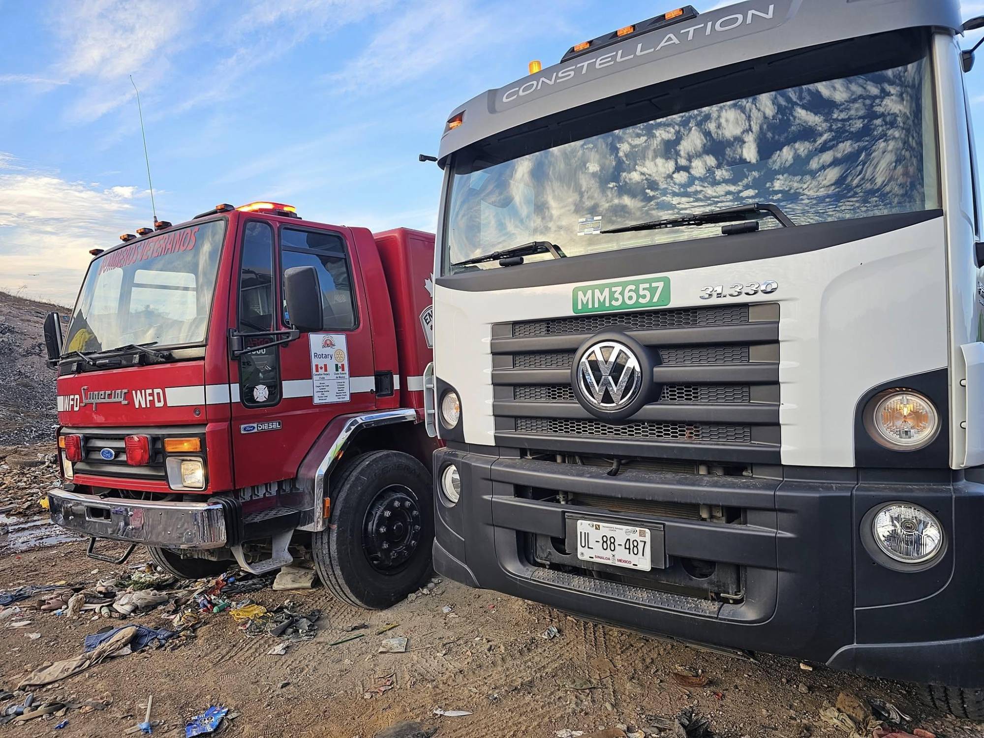 $!Bomberos combaten un nuevo incendio en el Basurón Municipal de Mazatlán