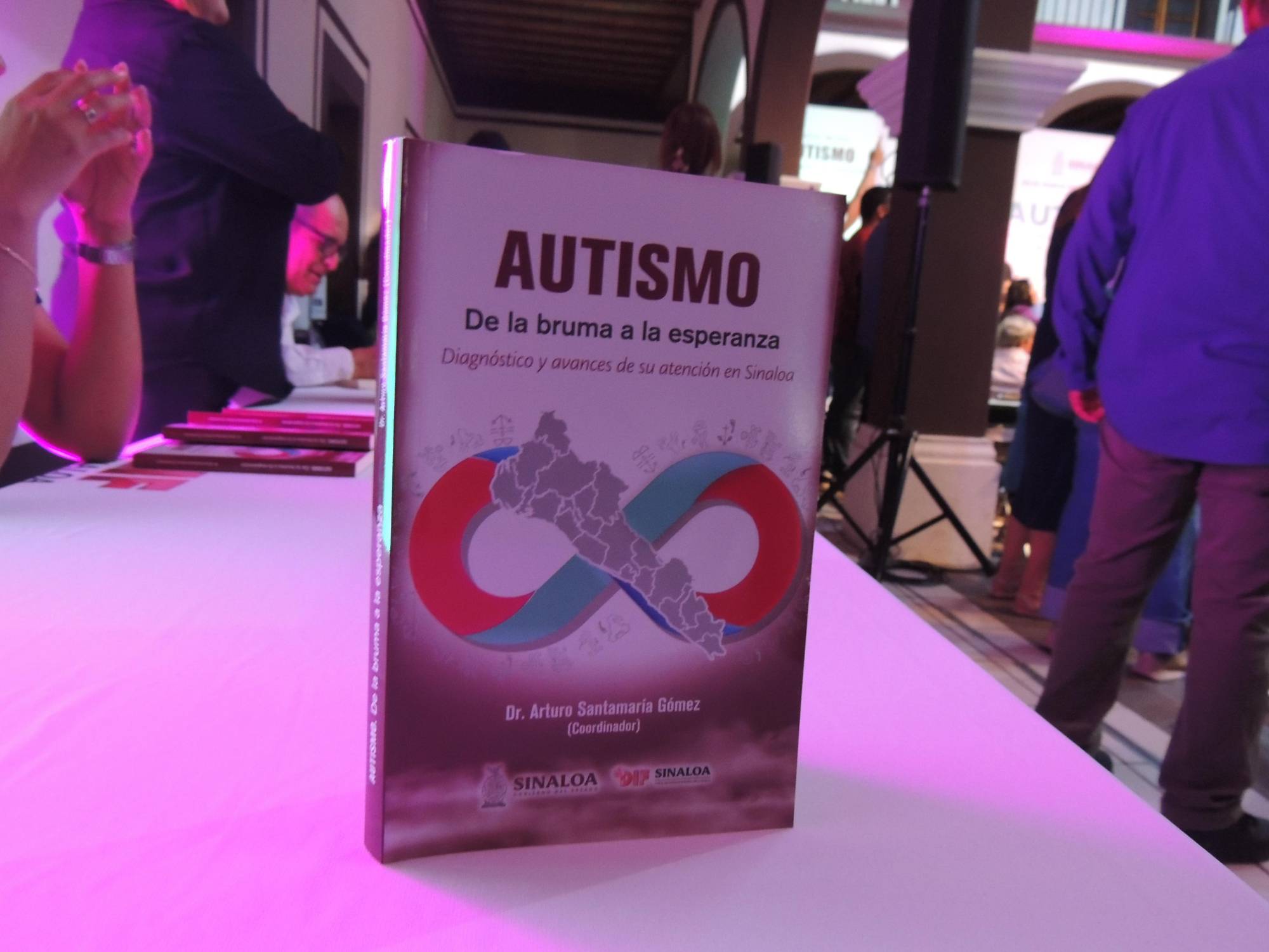 $!El libro presenta también testimonios de familias que a diario conviven con este padecimiento.