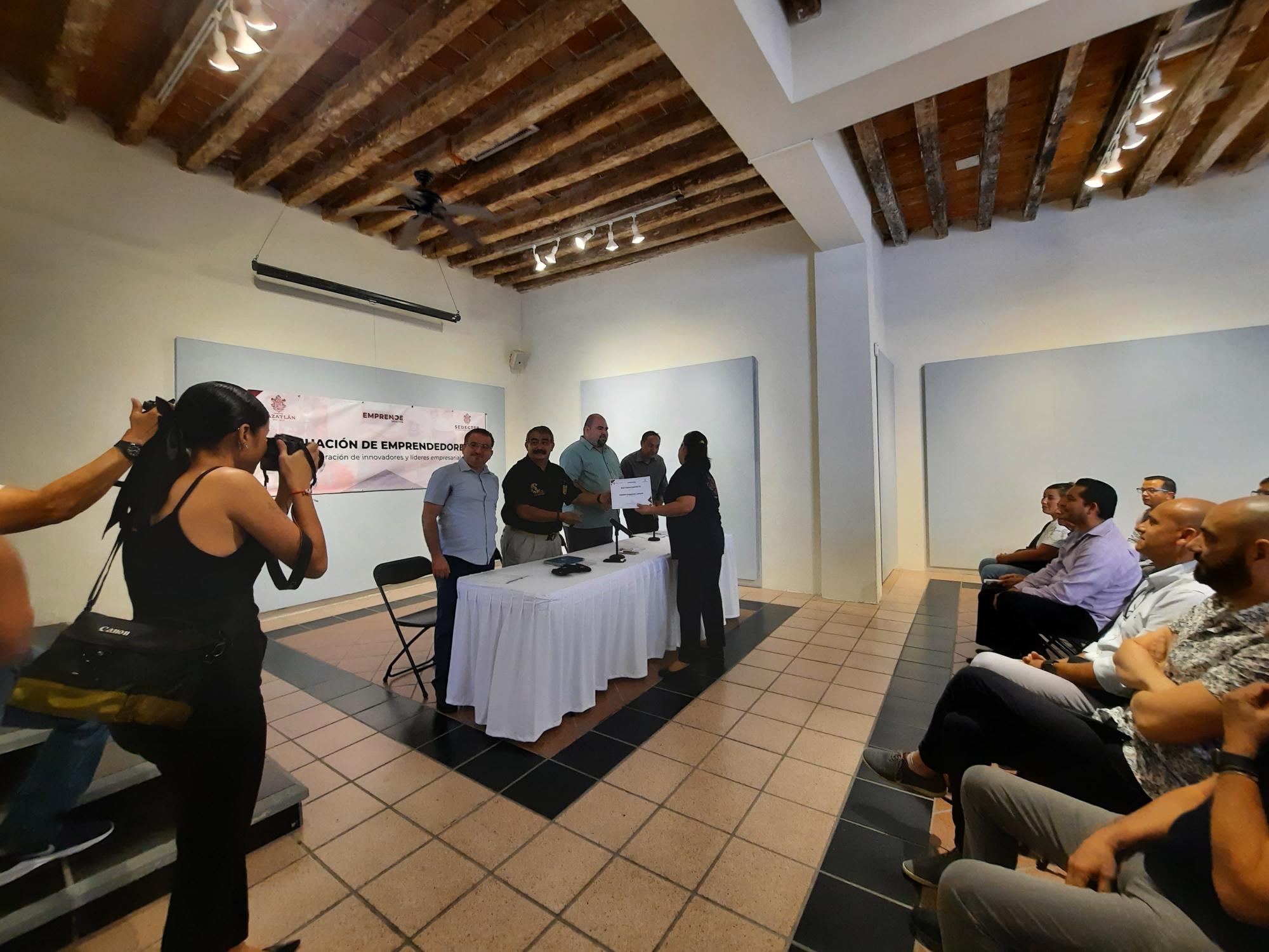 $!Se gradúan 19 del programa Emprende Sedectur en Mazatlán