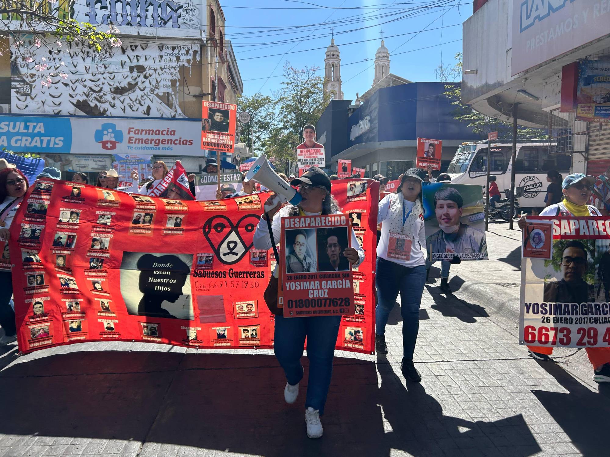 $!Marchan madres buscadoras a Fiscalía de Sinaloa previo al Día de las Madres