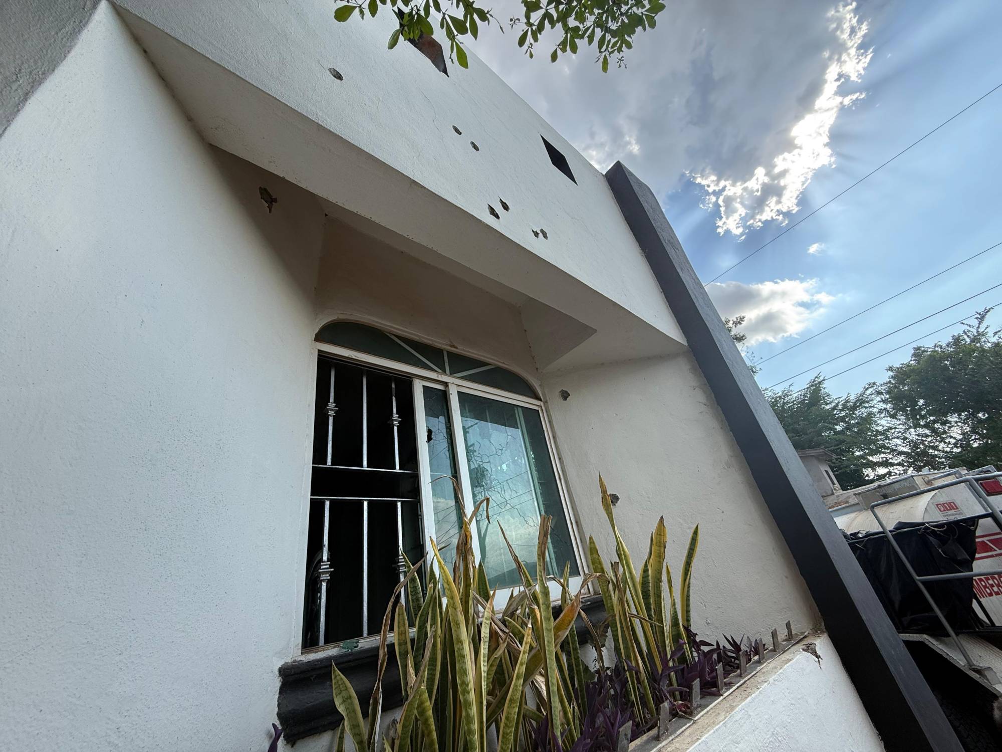 $!Atacan a balazos y queman dos viviendas en Culiacán; una mujer resulta intoxicada