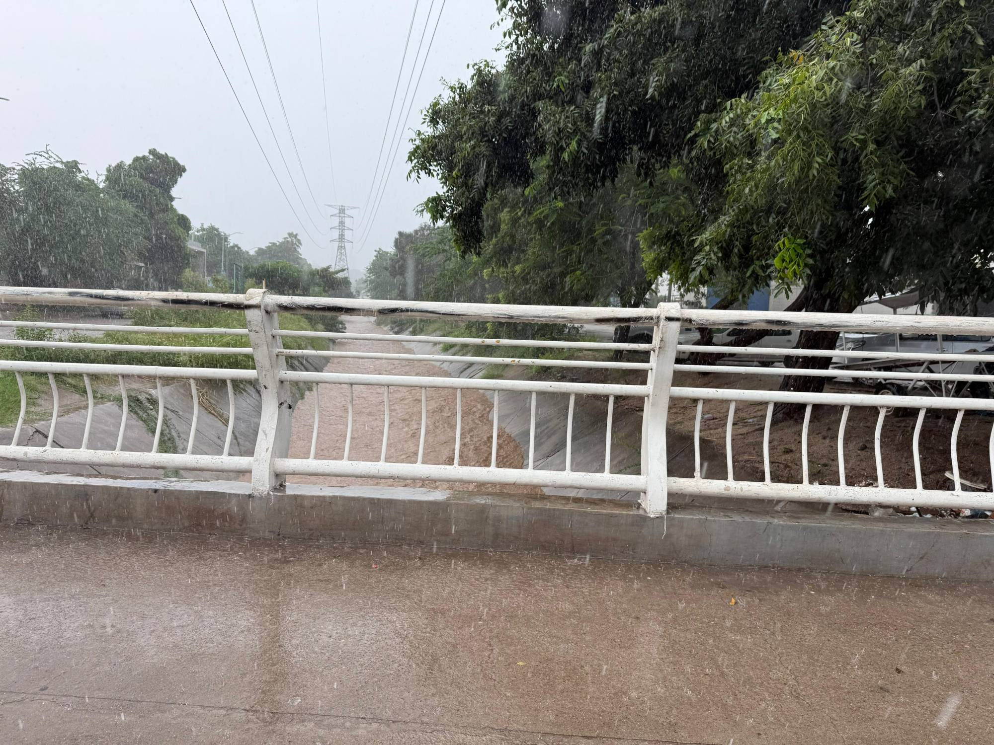 $!Cierran vialidades en Culiacán por acumulación de agua tras fuertes lluvias