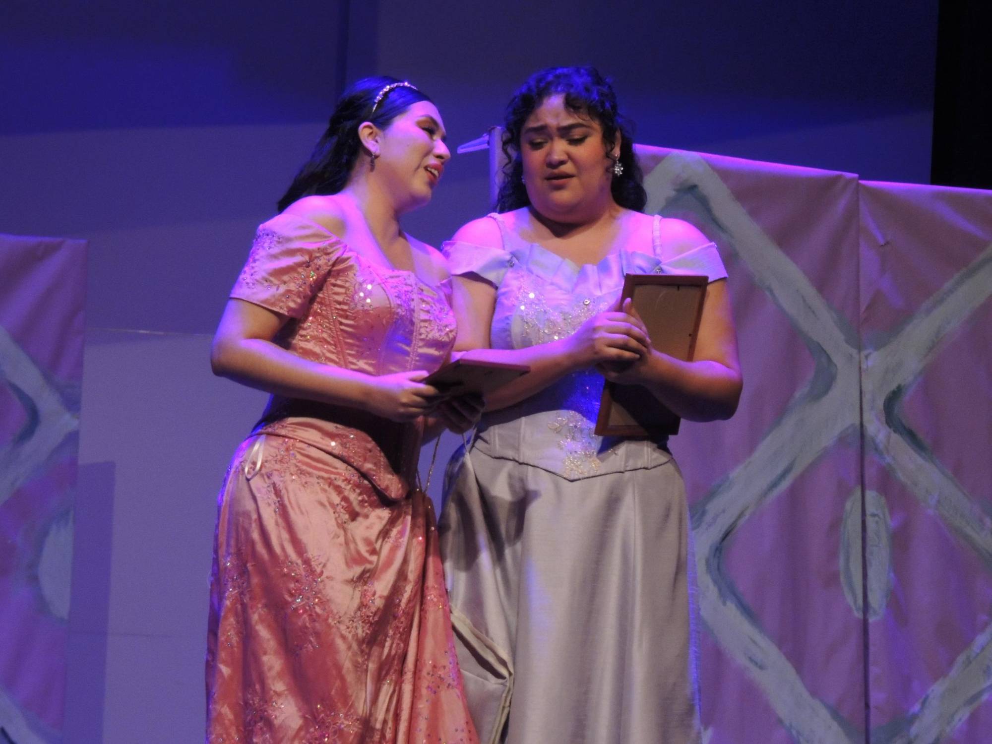 $!La función conjugó comicidad y talento vocal