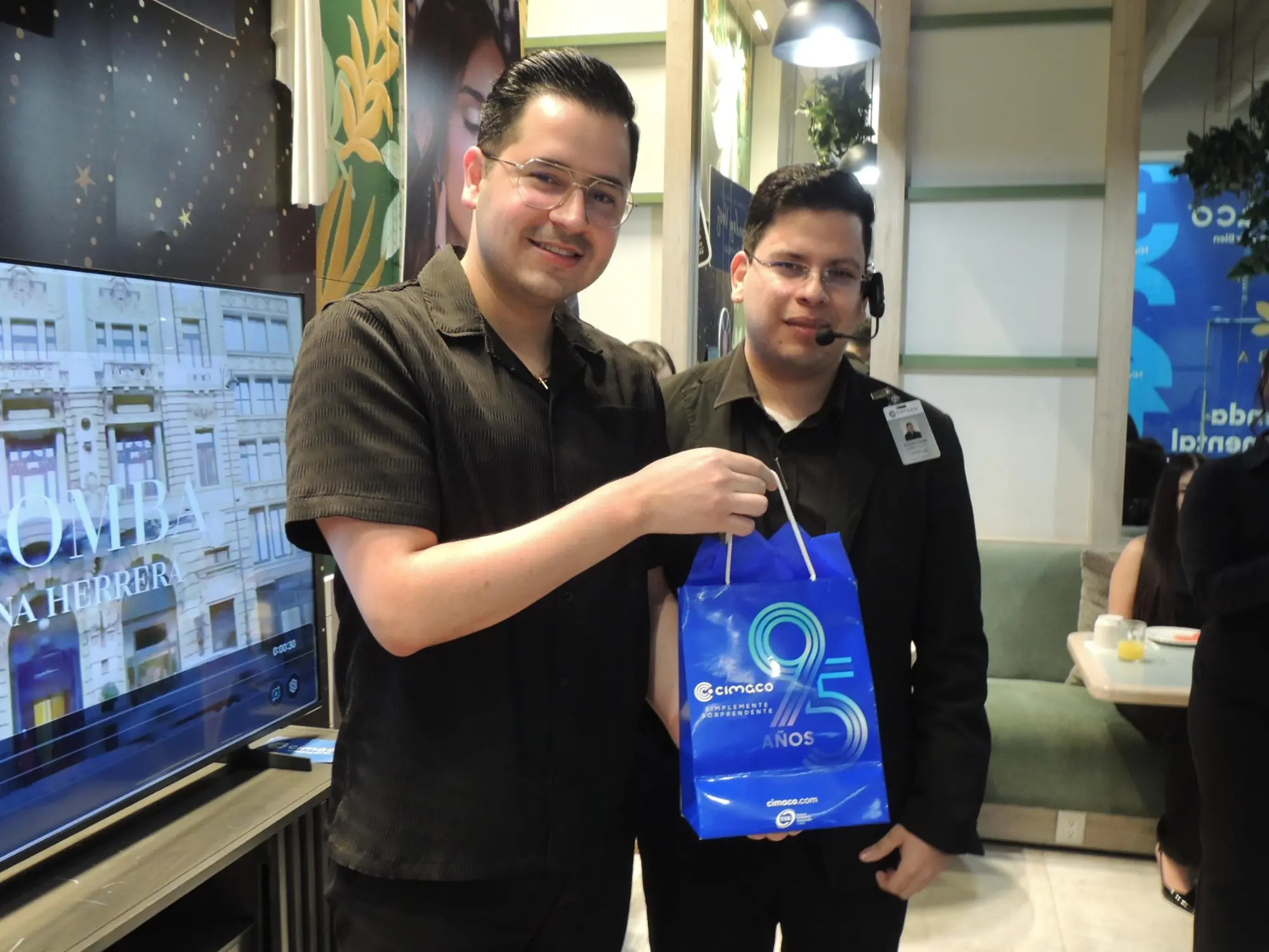 $!Gerardo Guzmán, uno de los vendedores reconocidos por su buen desempeño.