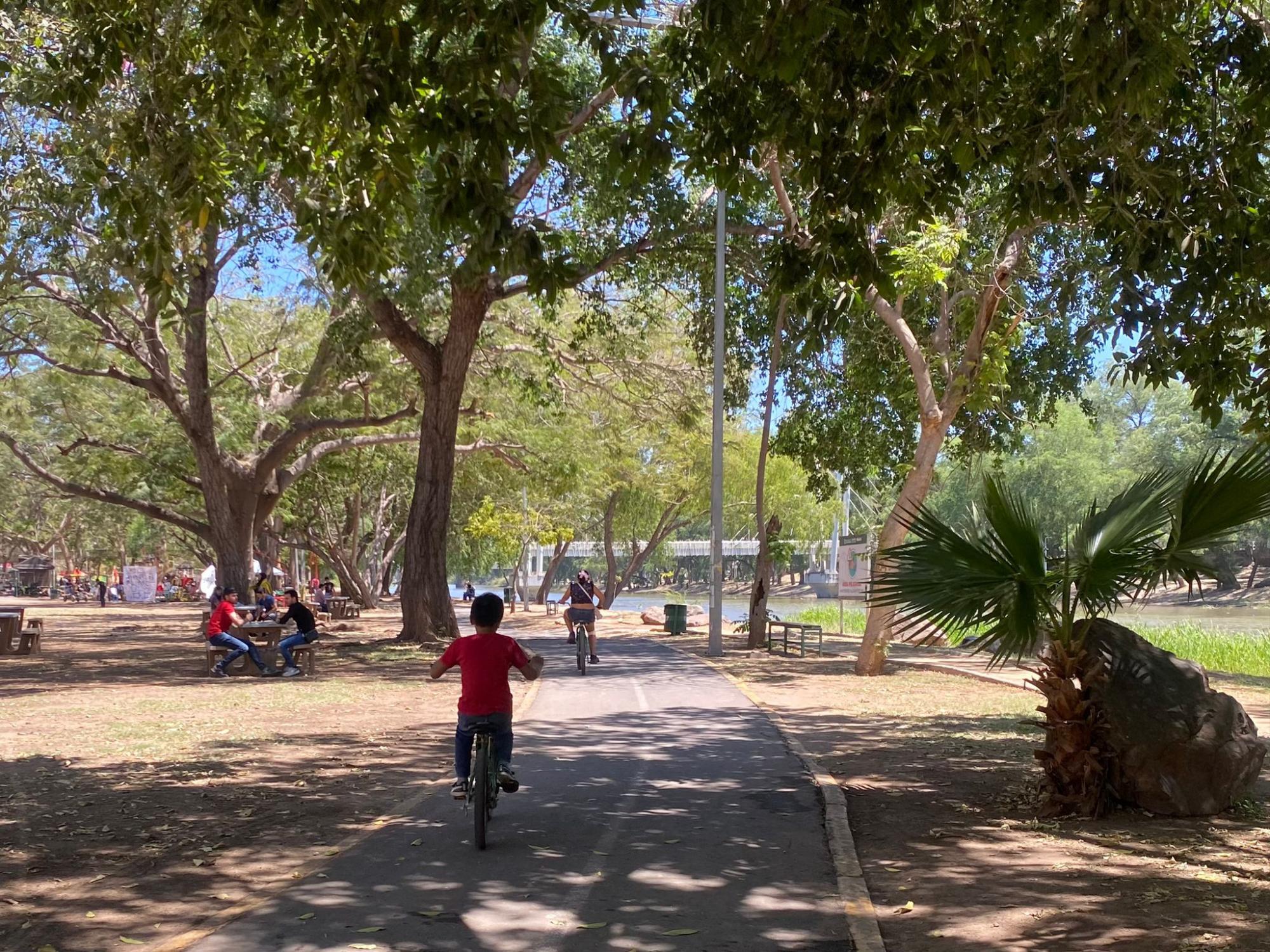 $!Familias disfrutan sus vacaciones a orillas del río Tamazula en Culiacán