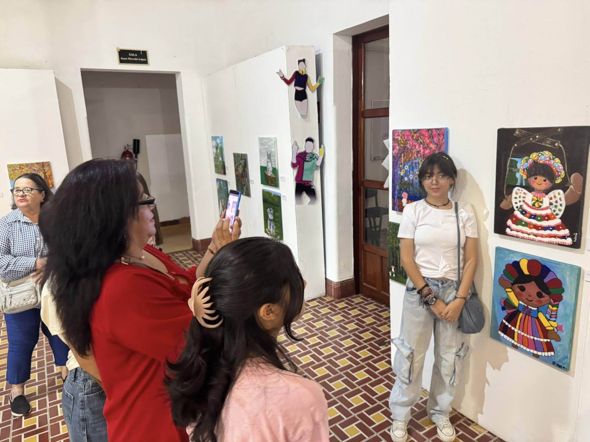 $!Los pequeños artistas posan junto a sus obras.