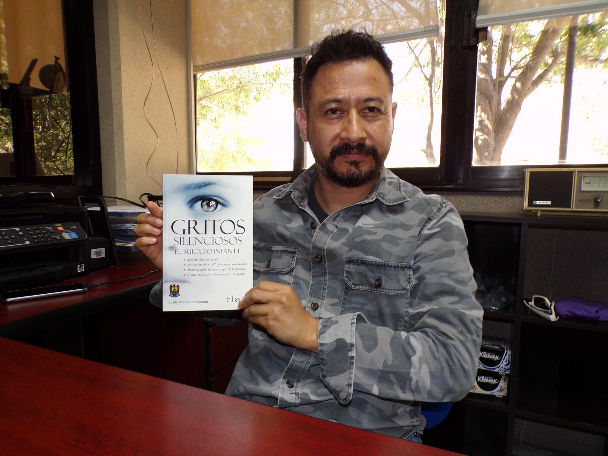 $!Jesús Acevedo Alemán, director de la Facultad de Trabajo Social de la Universidad Autónoma de Coahuila (UAdeC) y autor del libro “Gritos silenciosos. El suicidio infantil”.