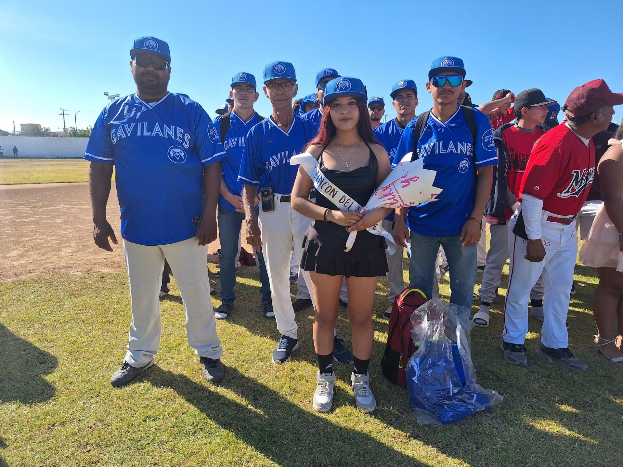 $!Adrián Ulises Hernández lanza la primera bola en inauguración de Ligas de Beisbol de Escuinapa