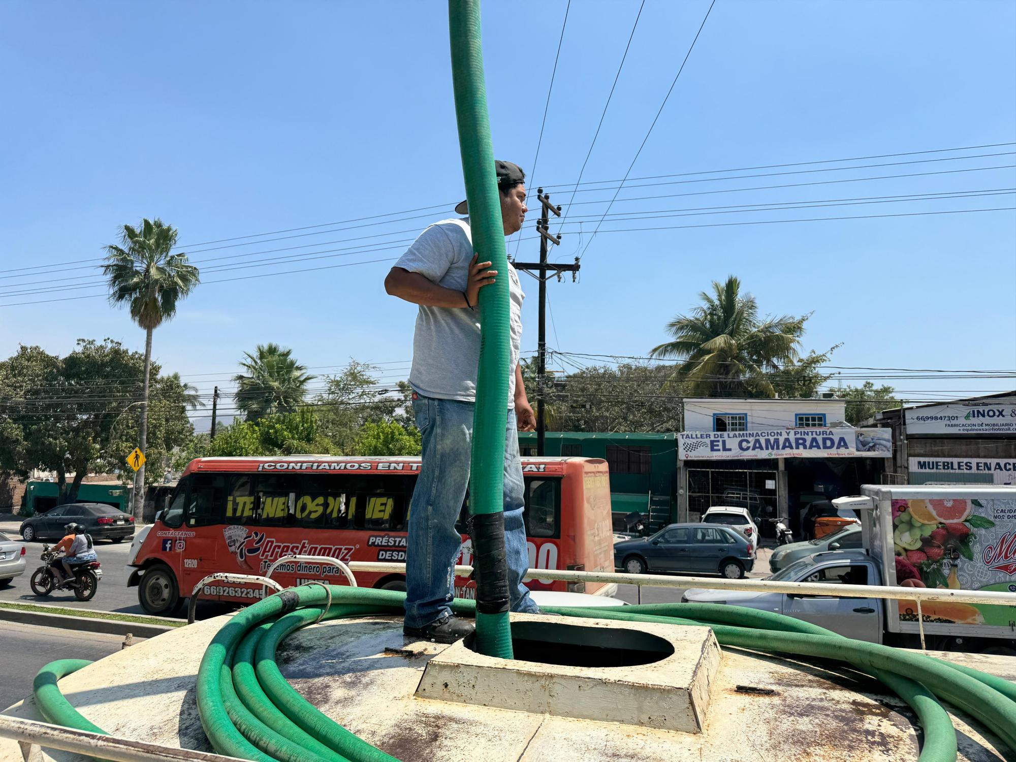 $!En plena sequía Jumapam ha destinado 360 mil litros de agua potable para tratar de apagar el incendio en el basurón