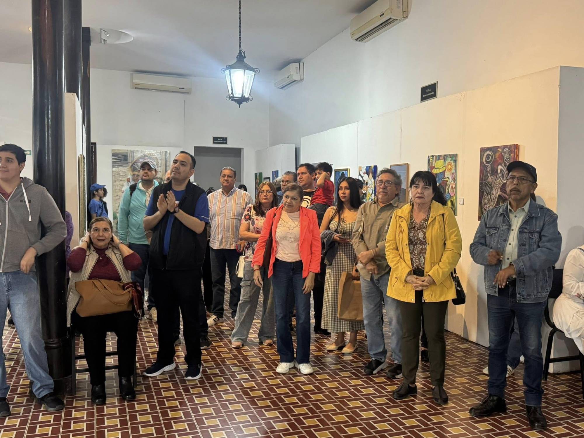 $!El público disfrutó de la exposición.