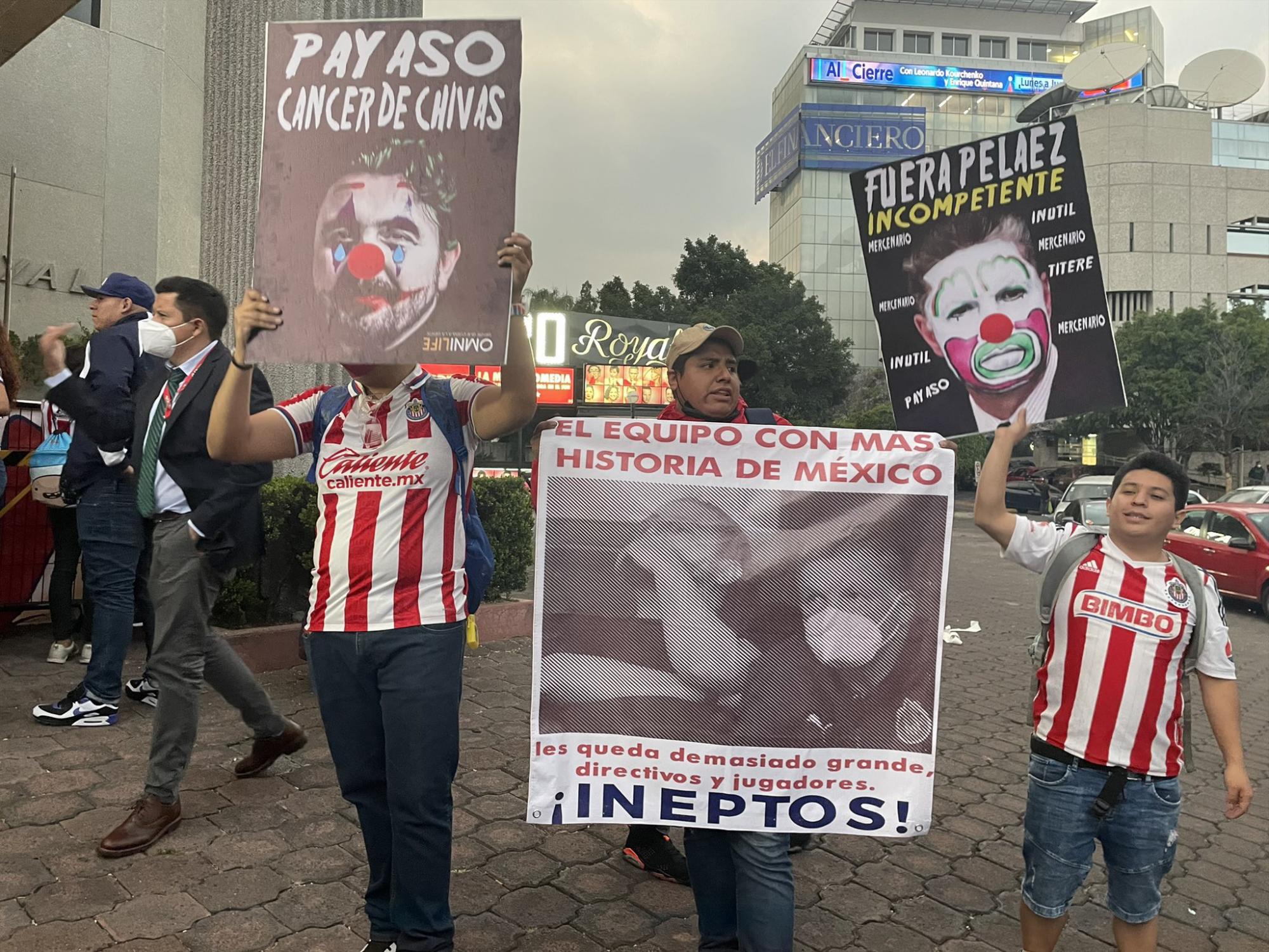 $!Aficionados de Chivas causan desmanes en hotel de concentración