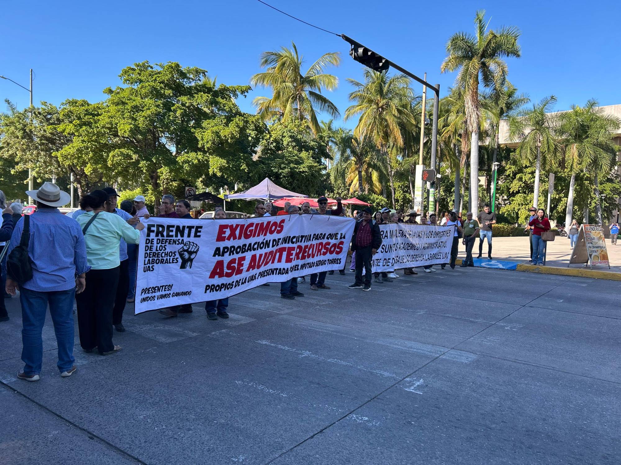 $!Protestan trabajadores de la UAS en Palacio de Gobierno por falta de aguinaldos