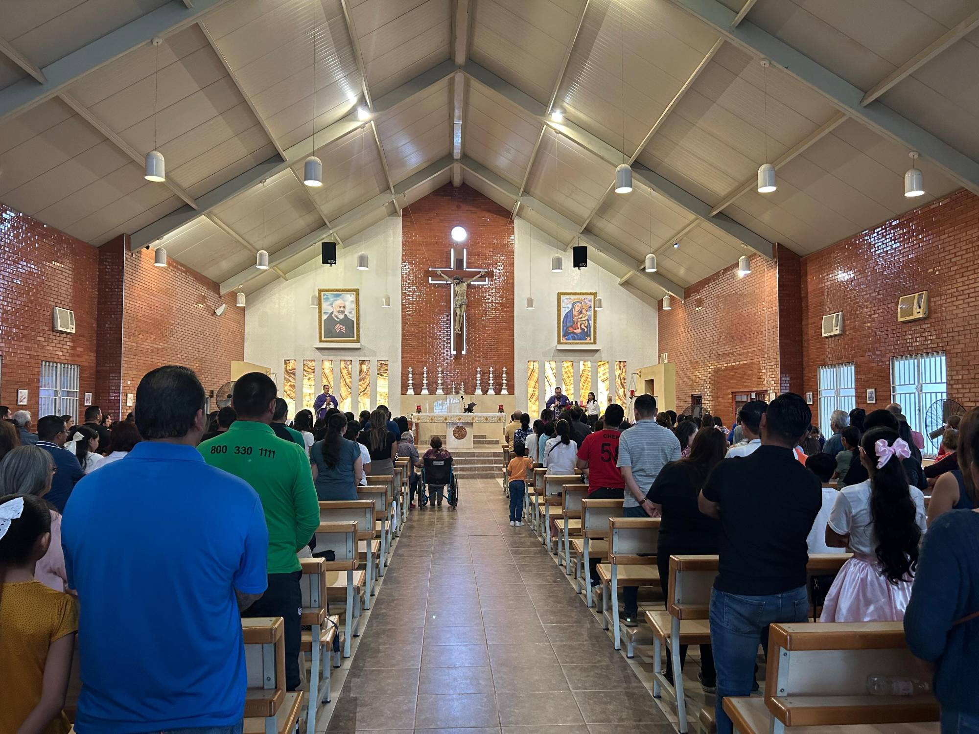 $!El Movimiento Arcoíris de Culiacán celebra misa mensual para fortalecer la fe en jóvenes