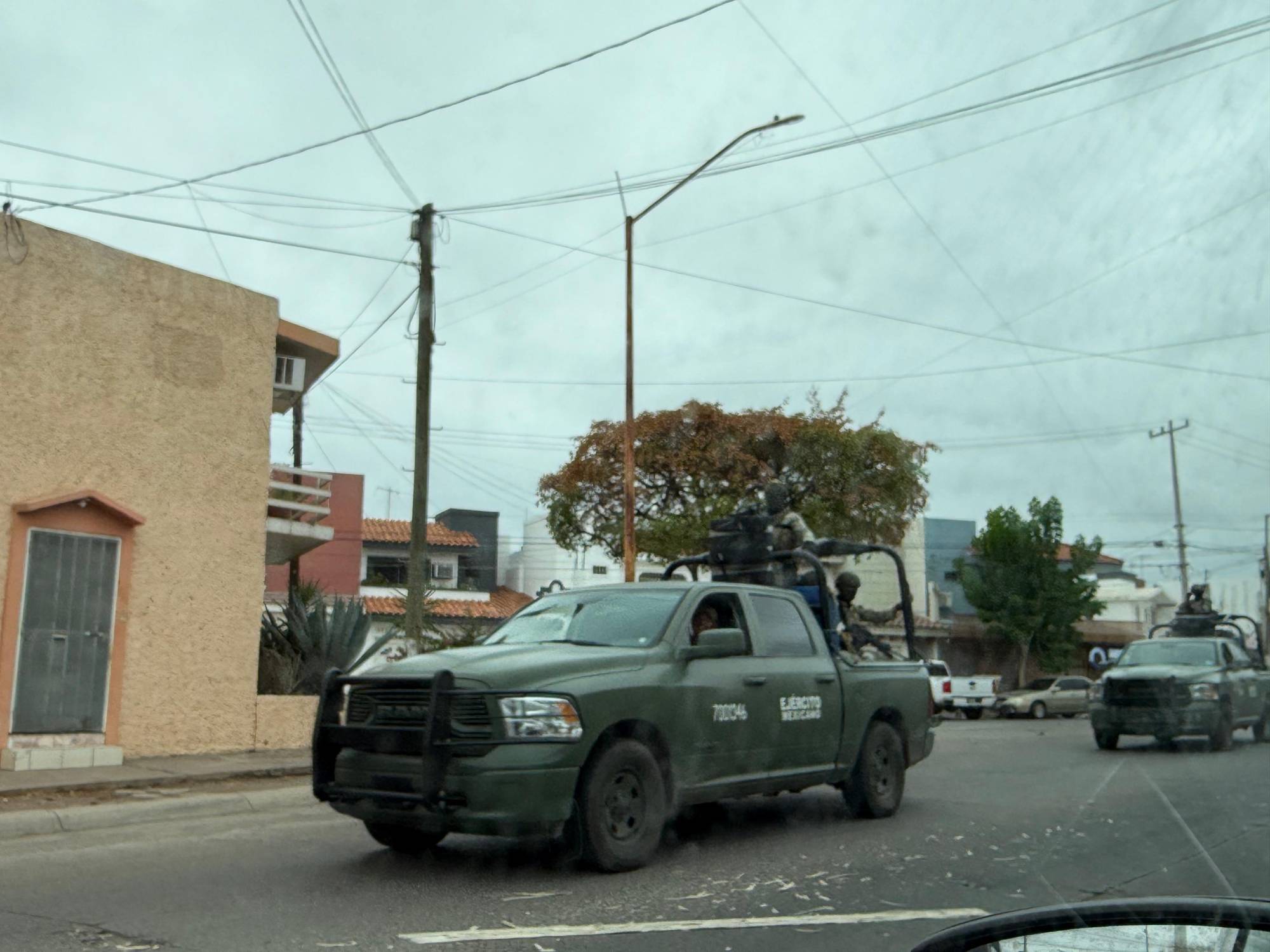 $!Aseguran militares dos camionetas en la colonia Villa Universidad, en Culiacán