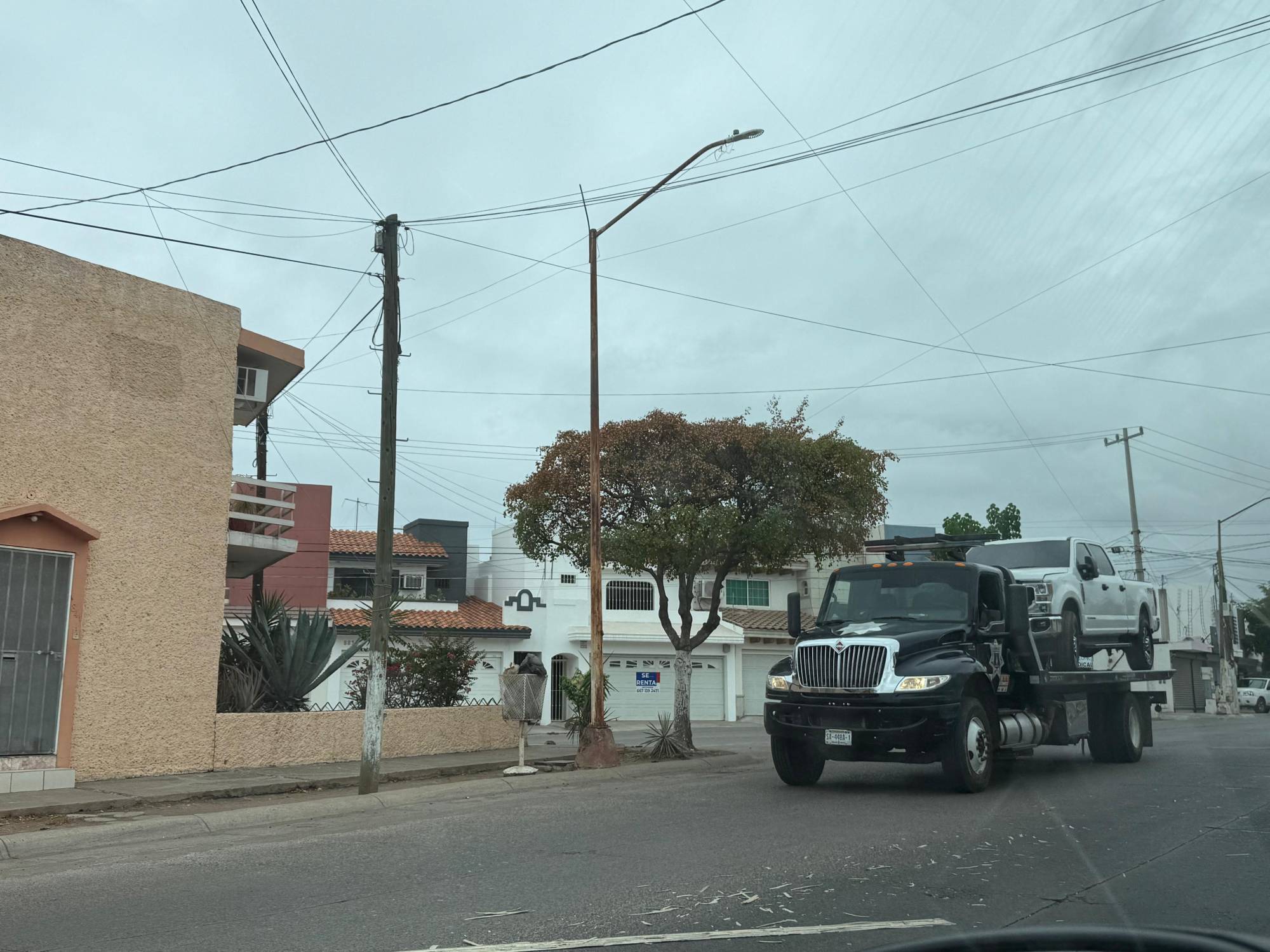 $!Aseguran militares dos camionetas en la colonia Villa Universidad, en Culiacán