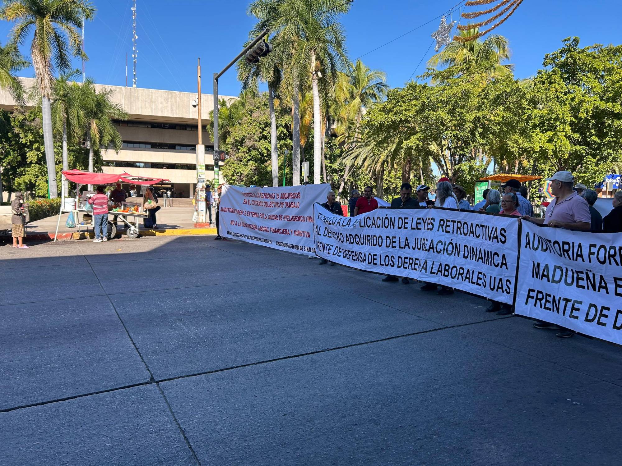 $!Protestan trabajadores de la UAS en Palacio de Gobierno por falta de aguinaldos