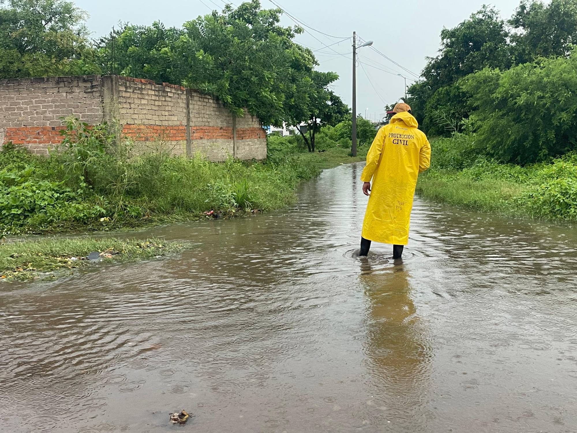 $!Lluvias en Escuinapa deja a varios sectores sin servicio eléctrico