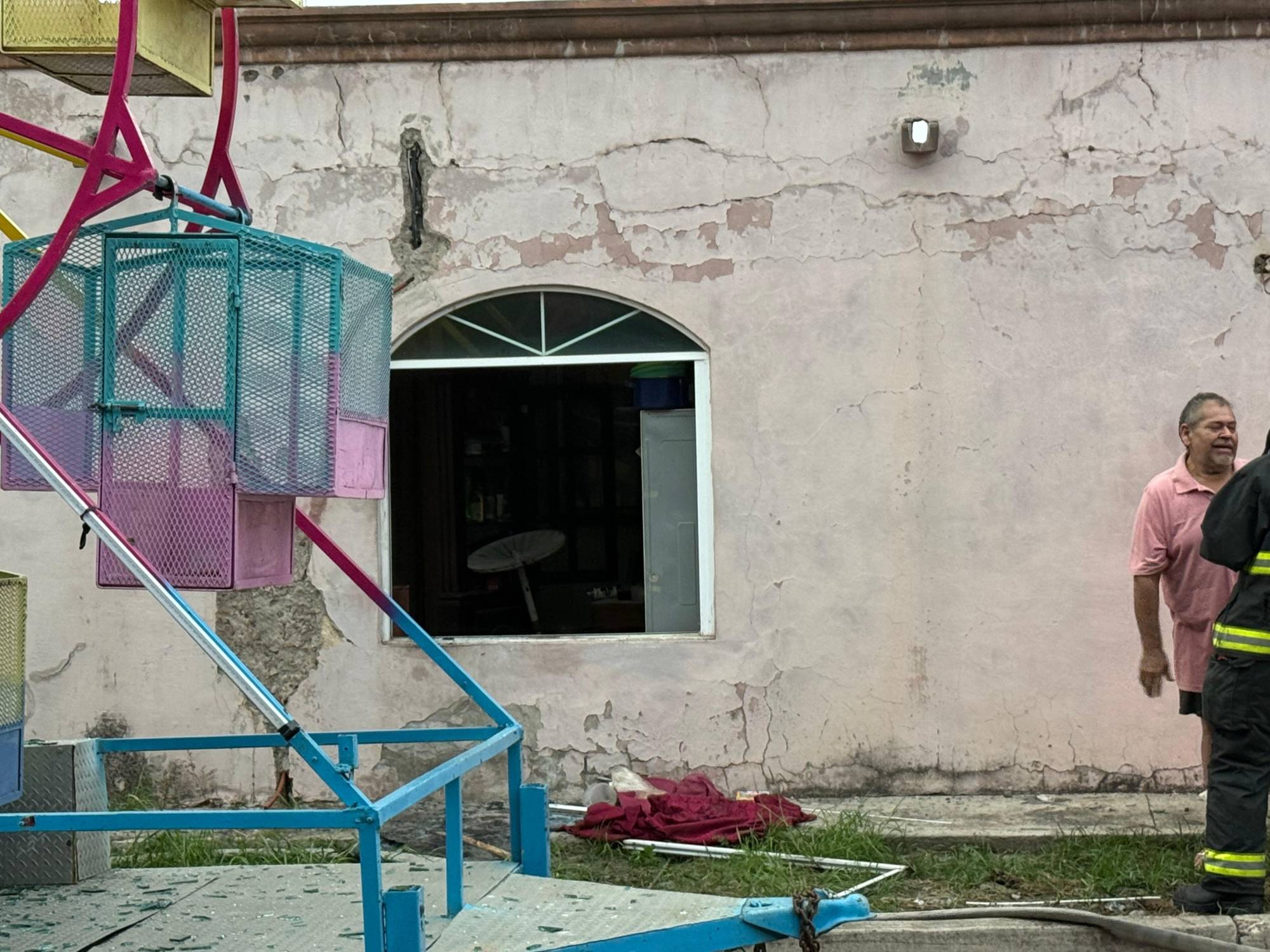 $!Fuga de gas provoca explosión dentro de una casa habitación de la colonia El Vallado, en Culiacán