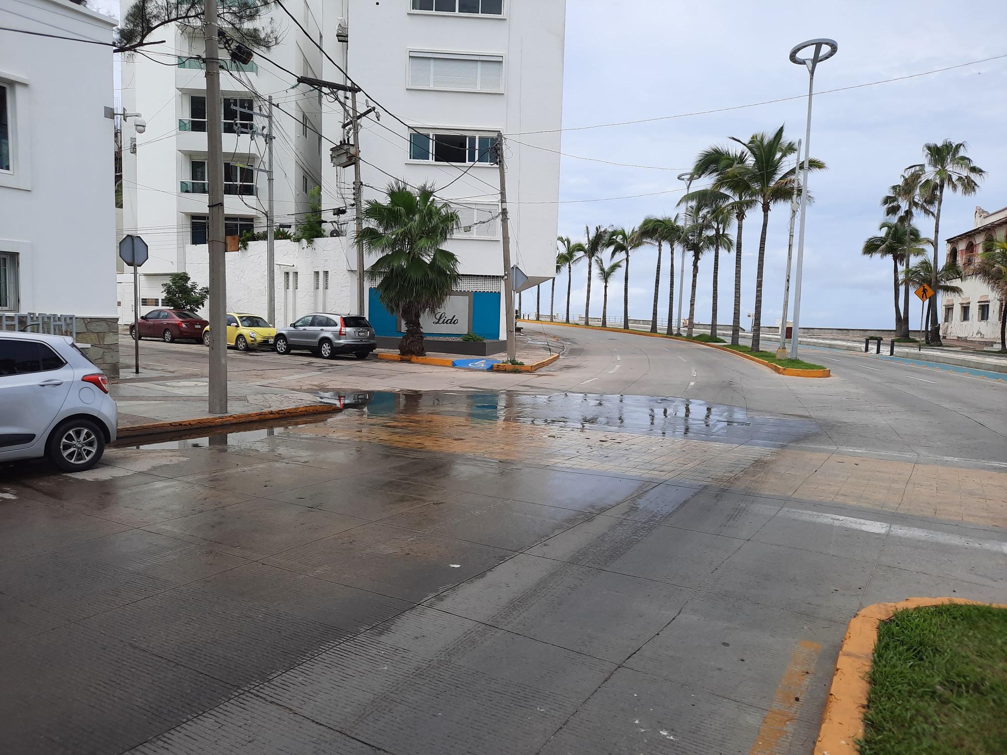 $!Persisten descargas de aguas negras en playa Los Pinitos, en Mazatlán