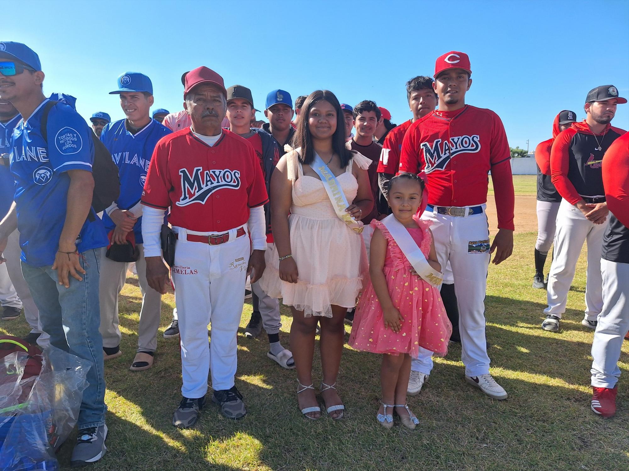 $!Adrián Ulises Hernández lanza la primera bola en inauguración de Ligas de Beisbol de Escuinapa