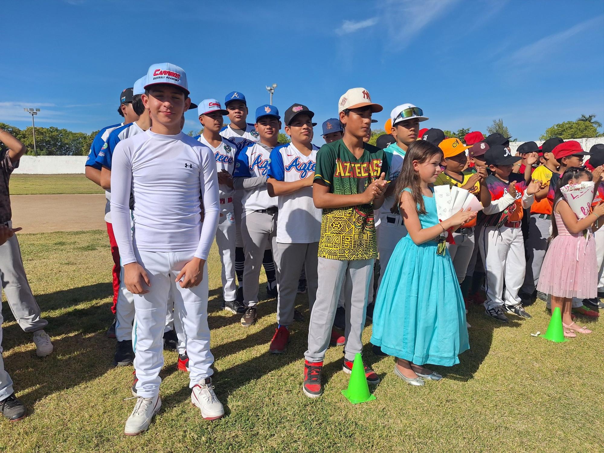 $!Adrián Ulises Hernández lanza la primera bola en inauguración de Ligas de Beisbol de Escuinapa