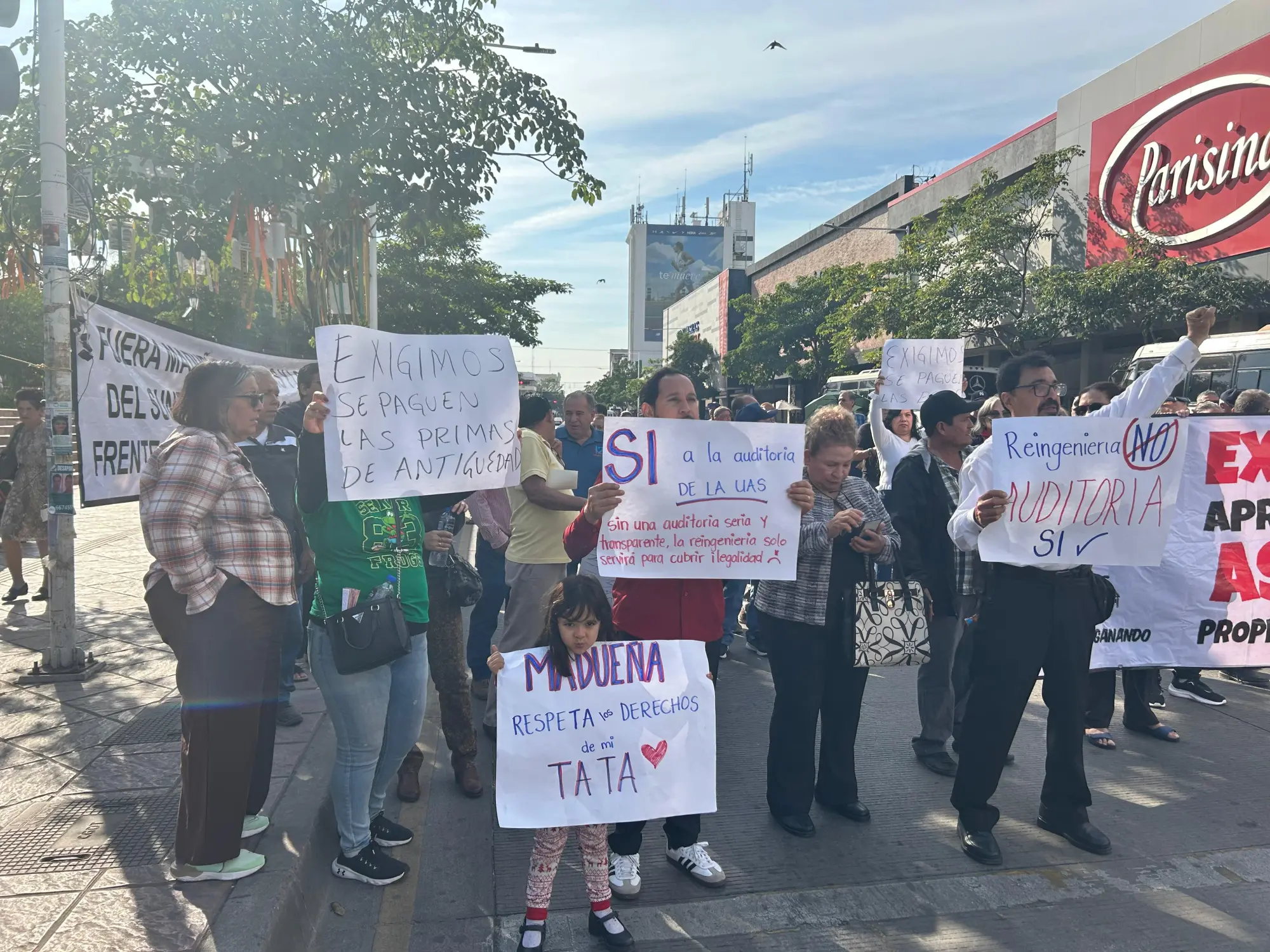 $!Trabajadores de la UAS protestan en plena víspera de Navidad para exigir auditoría forense y respeto
