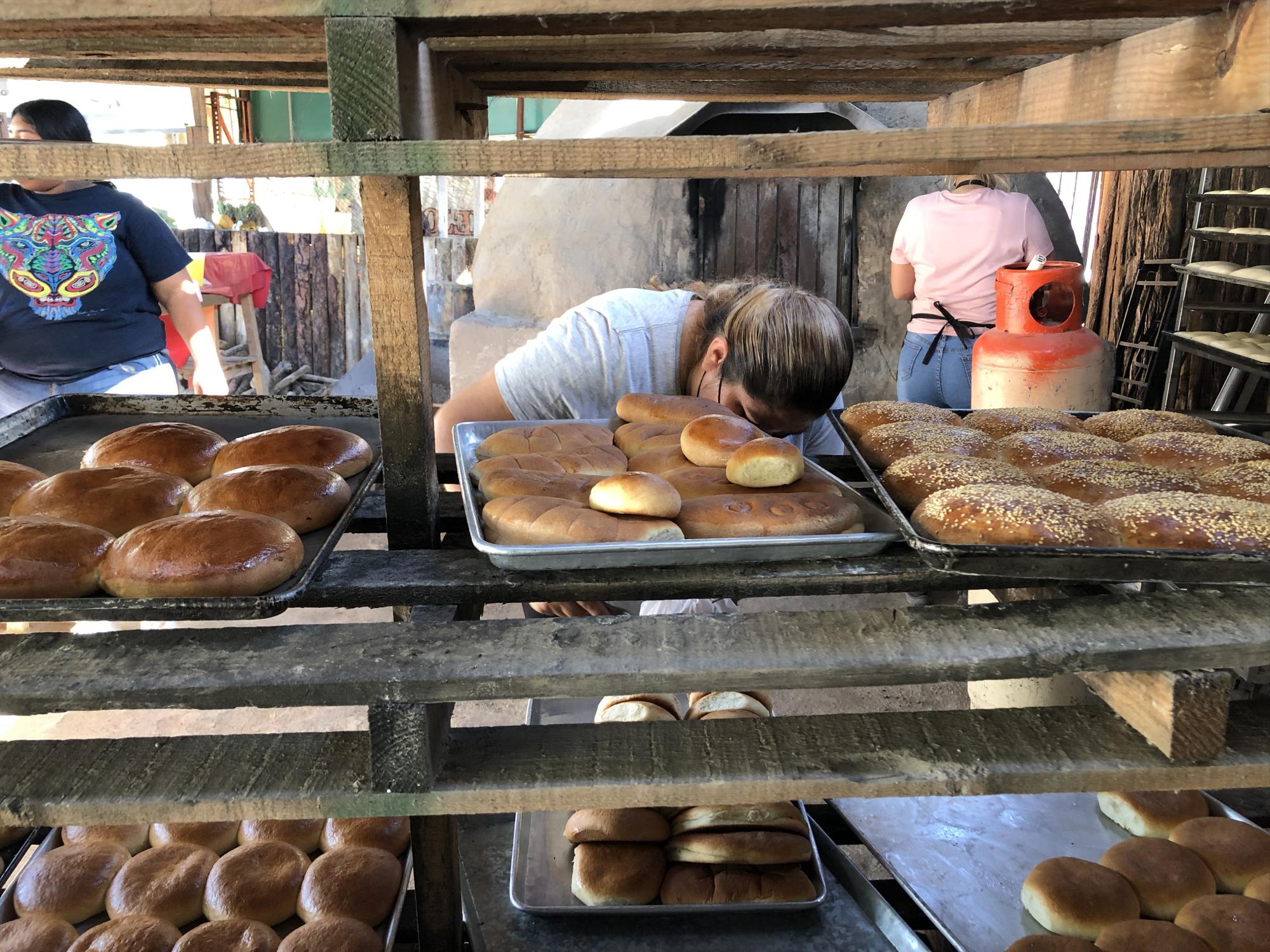 $!El aroma y los sabores del Pan de Mujer recién horneado atrapan el gusto de los sinaloenses todo el año