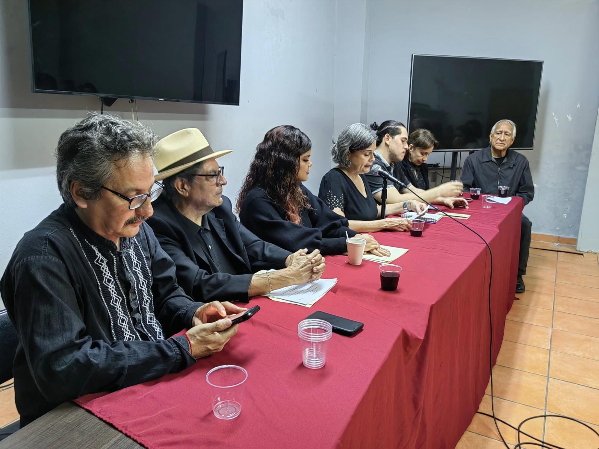 $!Los poetas participantes fueron Miguel Ángel Ramírez Jardines, Frida Fernández, Lucas Velarde, Fernanda Sarmiento, Giovanni Carlo, Abel Cortez y Germán Méndez.