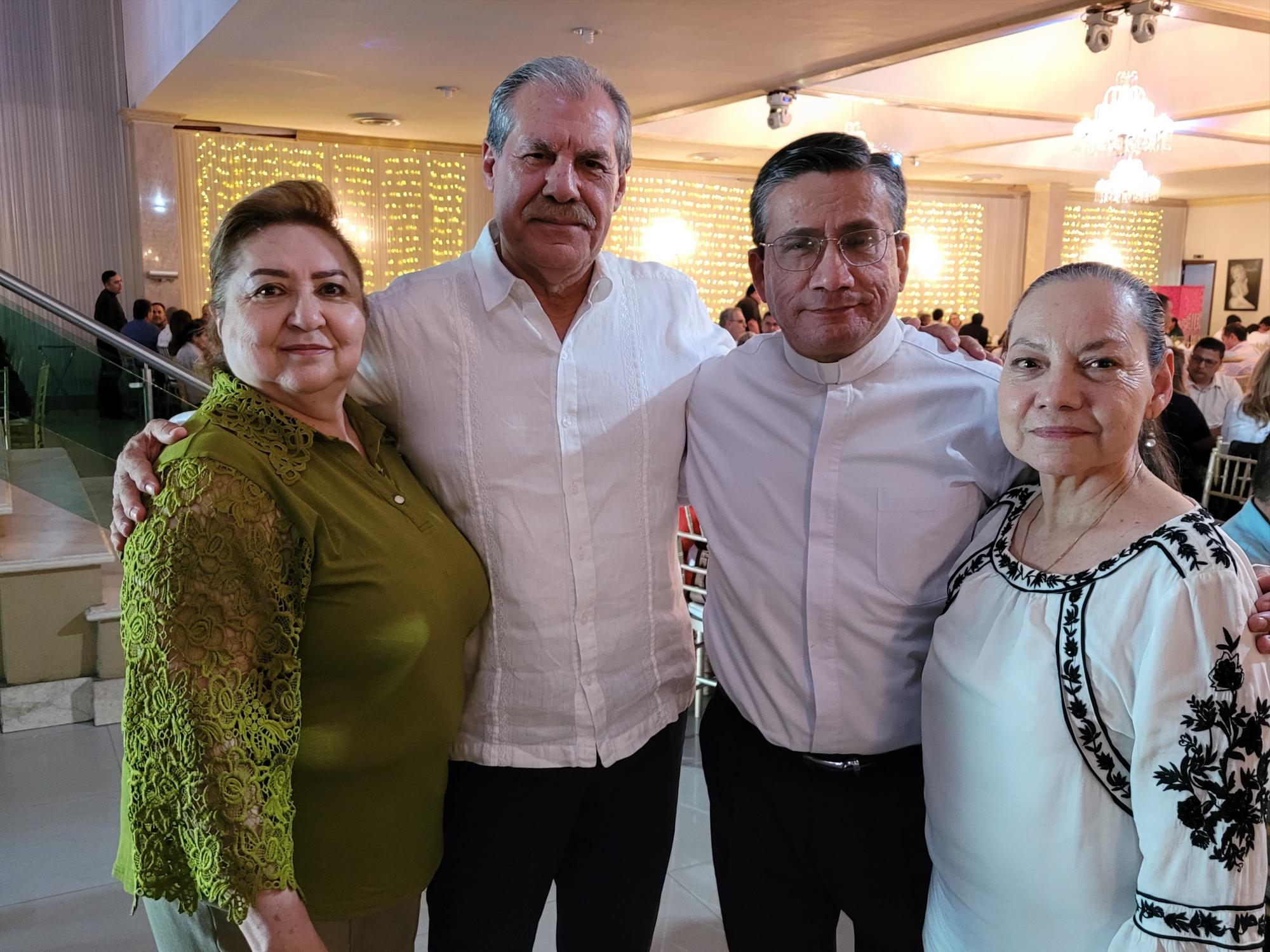 $!Elsa Ruiz de Quiñónez, Joel Quiñónez, Padre Evaristo y Nelly Cárdenas.