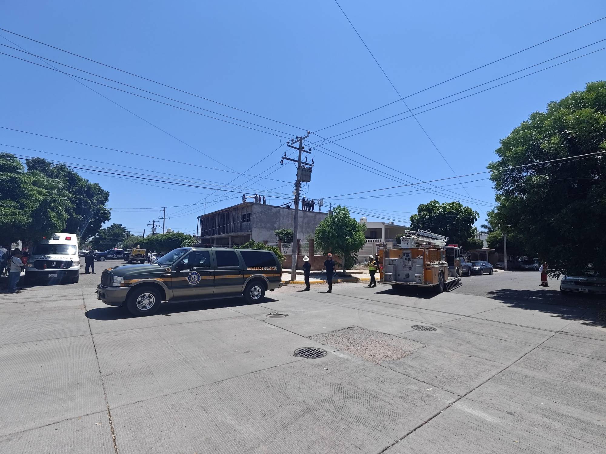 $!Trabajador de la construcción sufre descarga eléctrica al tocar cables de alta tensión en Guasave