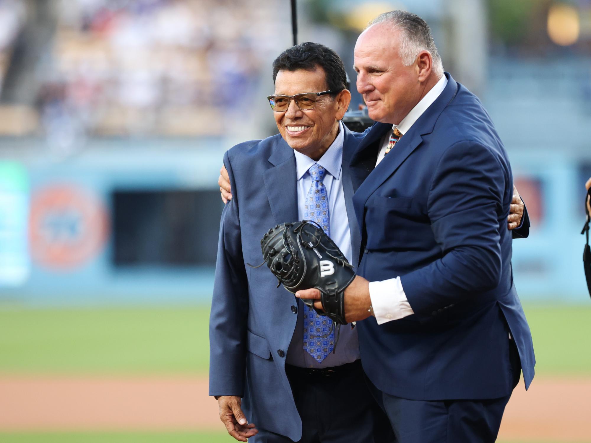 $!El número 34 de Fernando Valenzuela pasa a la inmortalidad de Dodgers